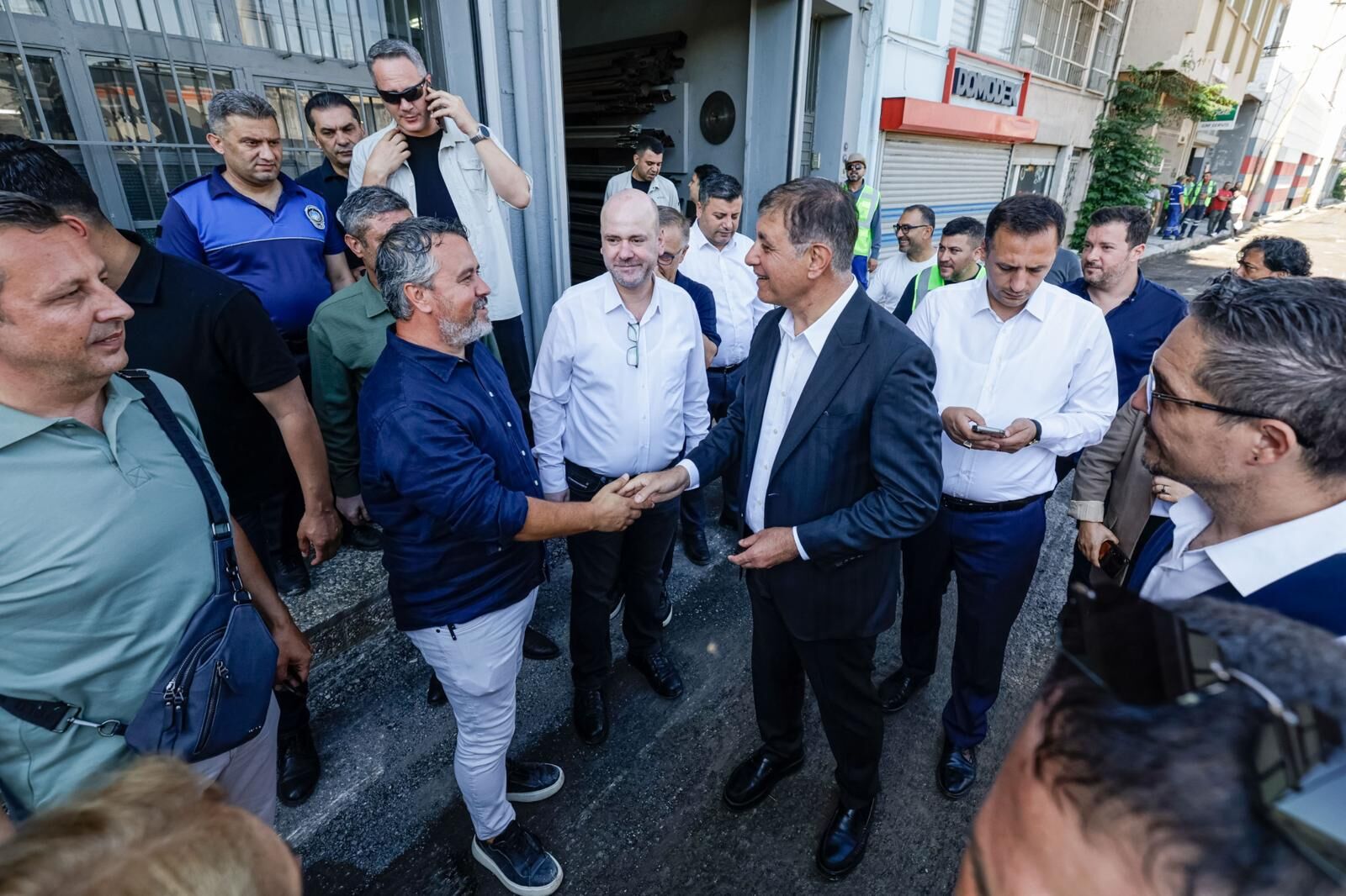 Büyükşehir ve Bornova’dan Çamdibi’nde ortak çalışma: Çamdibi’nin yollarında kapsamlı yenileme başladı.