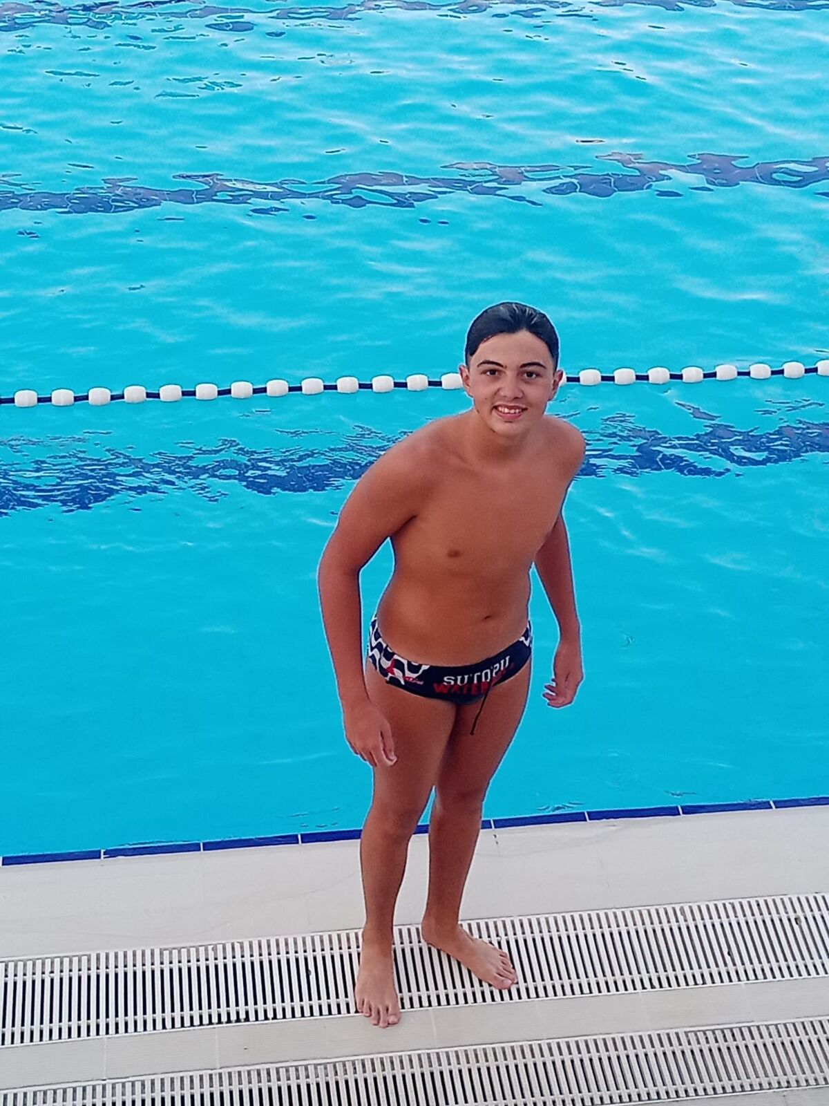 İzmir Büyükşehir Belediyesi Spor Kulübü'nün milli sutopu oyuncusu Yetkin Nadir Esendemir, kemik tümörü tedavisi nedeniyle spor kariyerine kısa süreli ara verdi. Genç sporcu, tedavi sürecinin ardından yeniden havuzlarda olmayı hedefliyor.