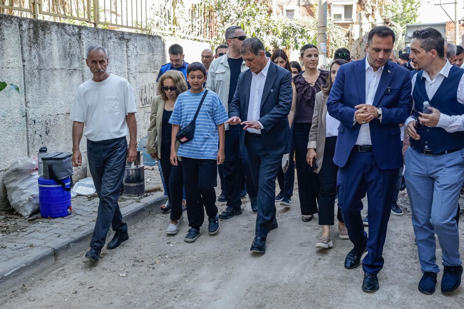 Büyükşehir ve Bornova’dan Çamdibi’nde ortak çalışma: Çamdibi’nin yollarında kapsamlı yenileme başladı.