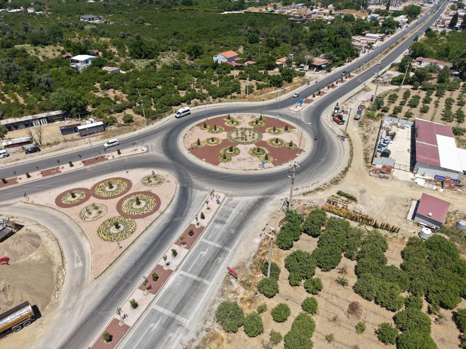 İzmir Büyükşehir Belediyesi, Seferihisar’da ulaşımın önemli noktaları arasında yer alan Karakoç ve Akarca kavşaklarında kapsamlı peyzaj düzenlemeleri gerçekleştirdi.