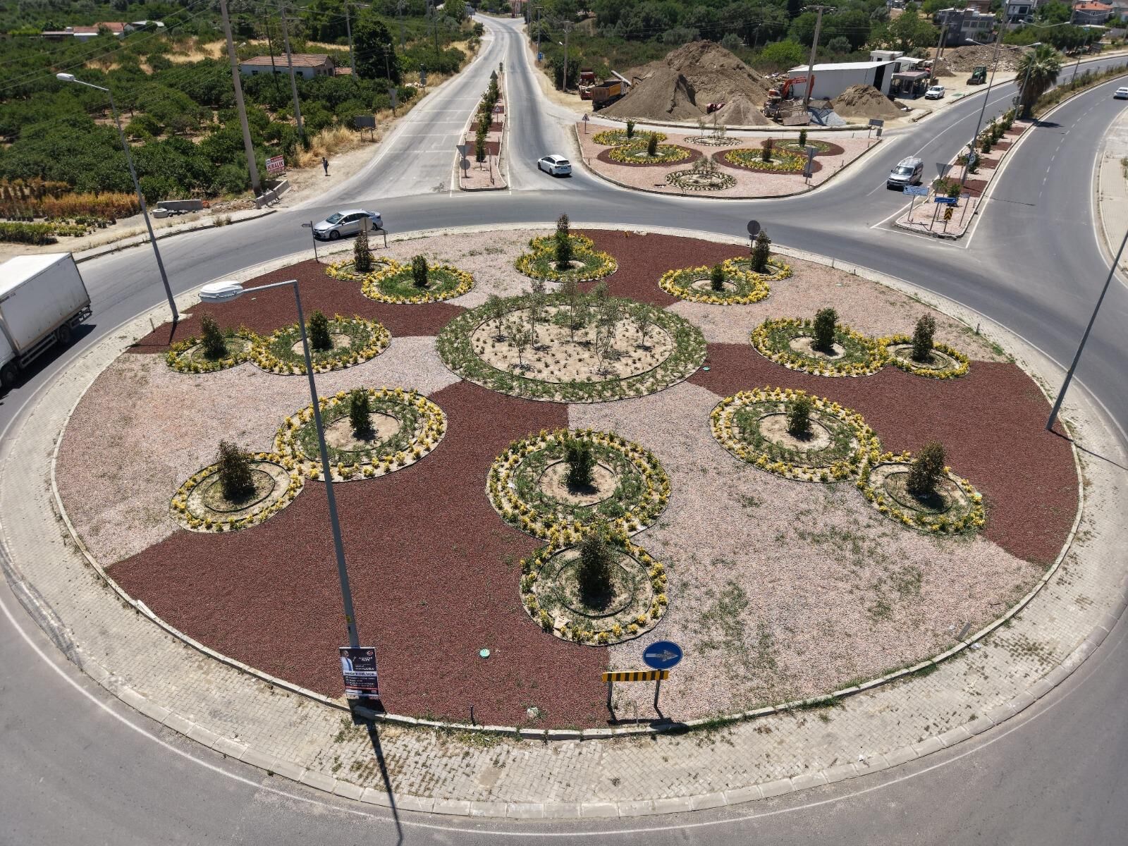İzmir Büyükşehir Belediyesi, Seferihisar’da ulaşımın önemli noktaları arasında yer alan Karakoç ve Akarca kavşaklarında kapsamlı peyzaj düzenlemeleri gerçekleştirdi.
