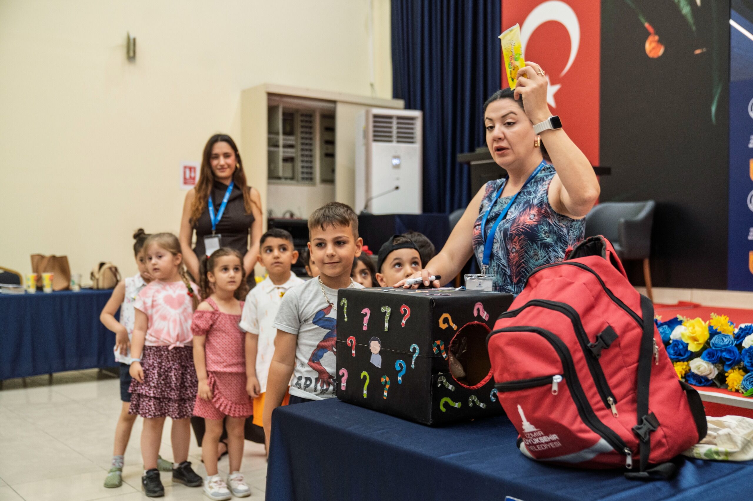 İzmir Büyükşehir Belediyesi, afetlere karşı bilinçli nesiller yetiştirmek amacıyla okul öncesi çocuklara yönelik eğitim çalışmalarını sürdürüyor.