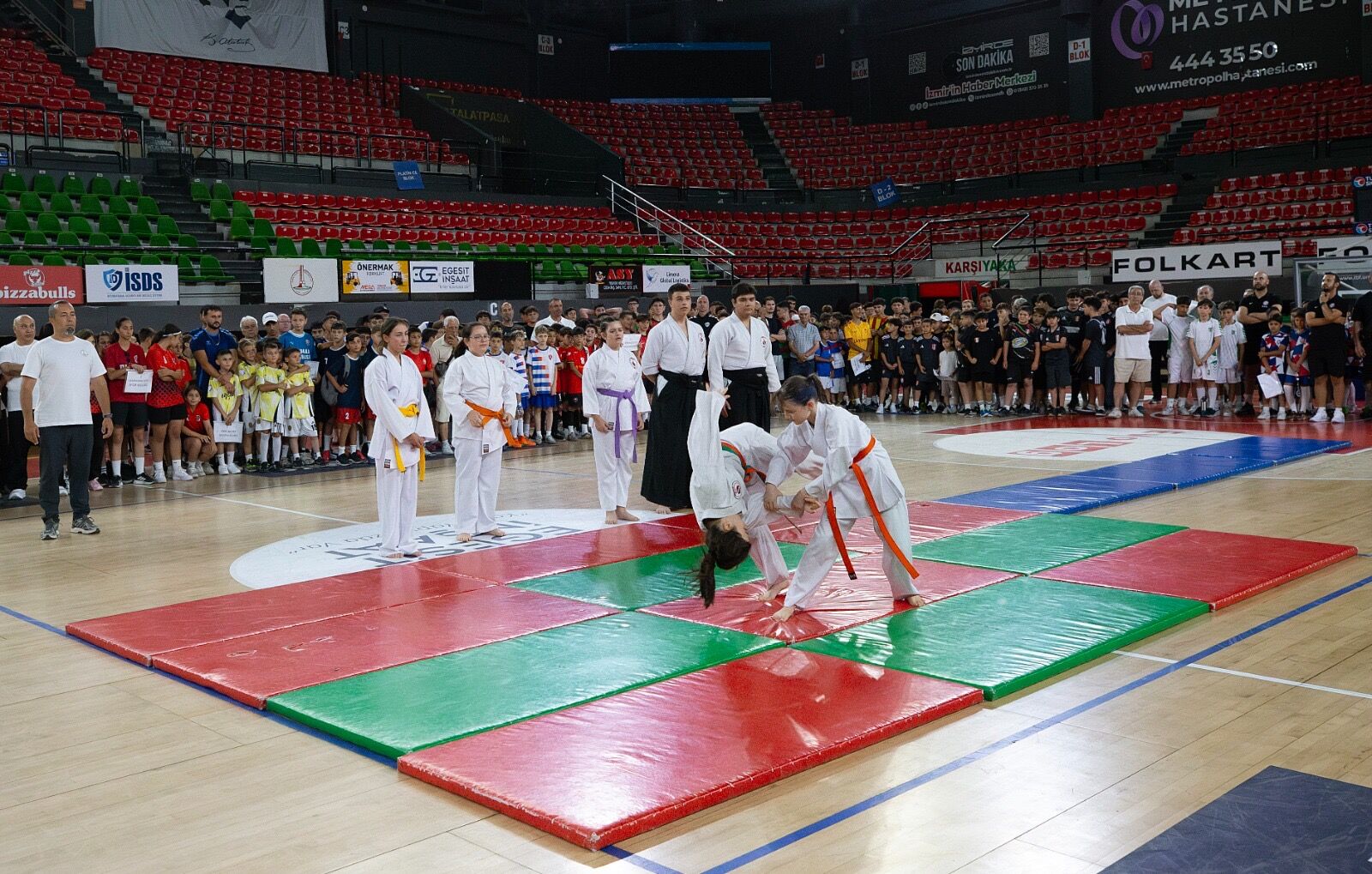 Karşıyaka’da Kış Spor Okulları sezonu, genç sporcuların gösterileri ve amatör kulüplere verilen desteklerle düzenlenen törenle sona erdi.
