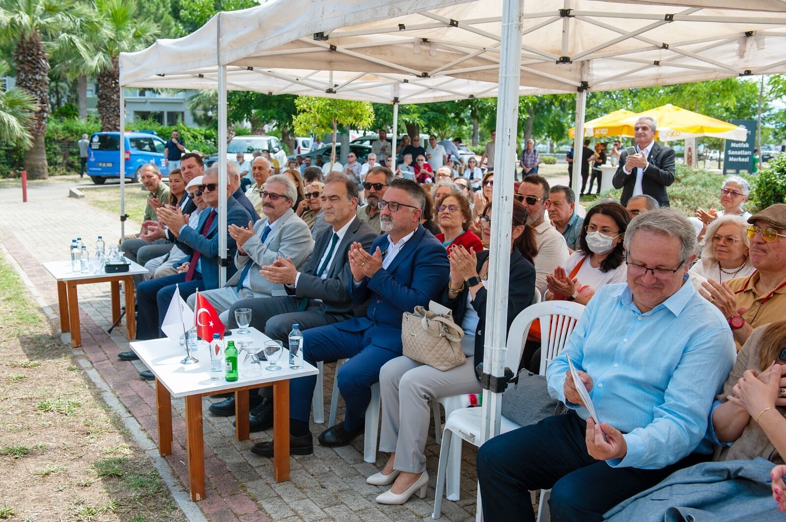 Karşıyaka’da düzenlenen törenle Doç. Dr. Osman Nuri Koçtürk’ün büstü Cordelion Mutfak Sanatları Merkezi’nde yeniden açıldı. Törende, Koçtürk’ün gıda güvenliği ve yerli üretim mücadelesi vurgulandı.