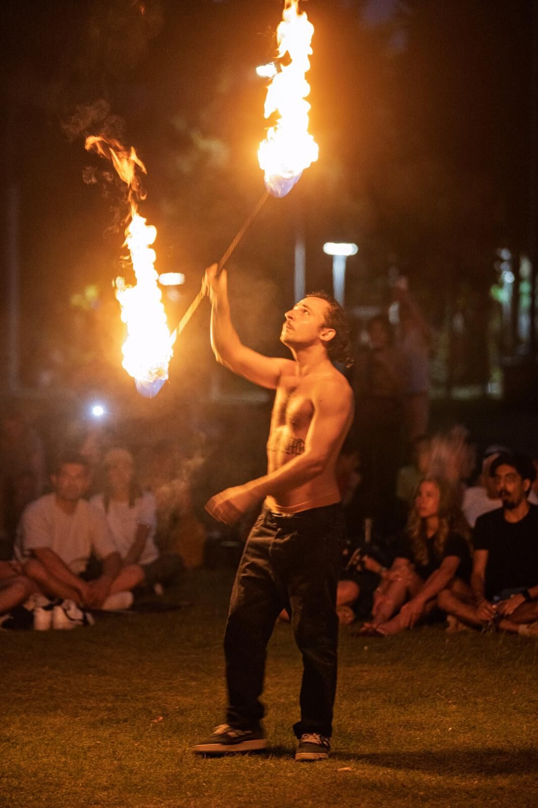 İzmir Büyükşehir Belediyesi’nin 21 Haziran Dünya Yoga Günü kapsamında düzenlediği İzmir Yoga Festivali, Kültürpark’ta eski lunapark alanında hayata geçirilen 16 bin kişilik kapasiteye sahip yeşil etkinlik alanında başladı.