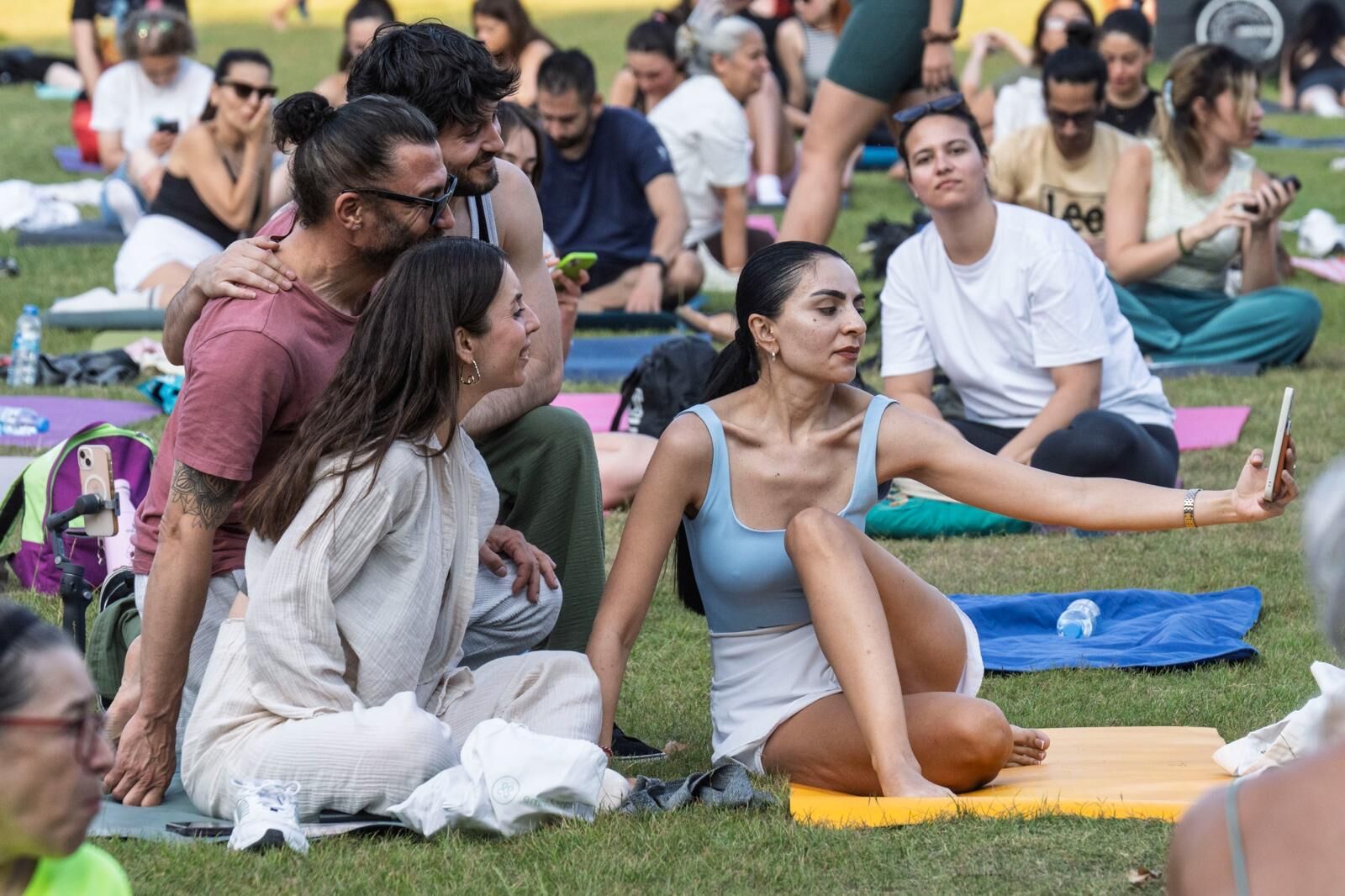 21.06.202İzmir Büyükşehir Belediyesi’nin 21 Haziran Dünya Yoga Günü kapsamında düzenlediği İzmir Yoga Festivali, Kültürpark’ta eski lunapark alanında hayata geçirilen 16 bin kişilik kapasiteye sahip yeşil etkinlik alanında başladı.