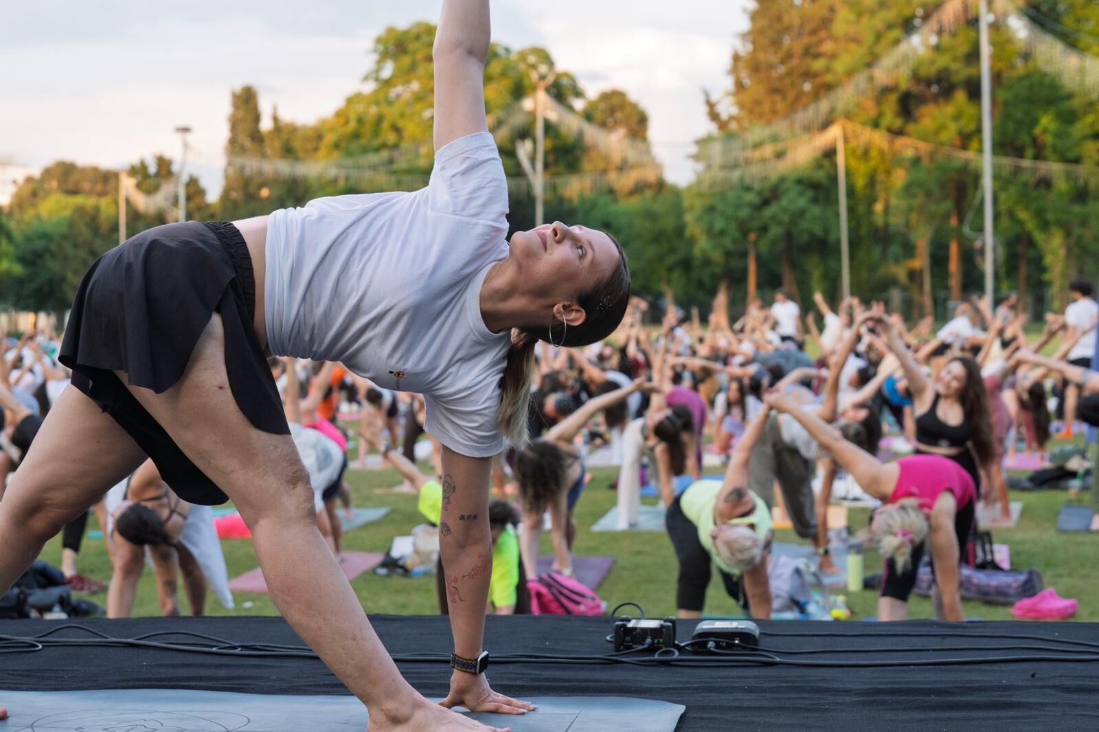 İzmir Büyükşehir Belediyesi’nin 21 Haziran Dünya Yoga Günü kapsamında düzenlediği İzmir Yoga Festivali, Kültürpark’ta eski lunapark alanında hayata geçirilen 16 bin kişilik kapasiteye sahip yeşil etkinlik alanında başladı.