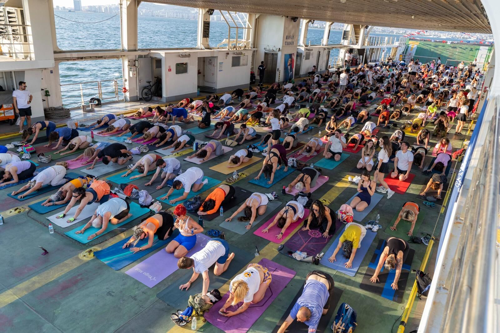 21 Haziran Dünya Yoga Günü kapsamında düzenlenen İzmir Yoga Festivali etkinlikleri kapsamında, İzmir Körfezi bu kez sıra dışı bir buluşmaya ev sahipliği yaptı.