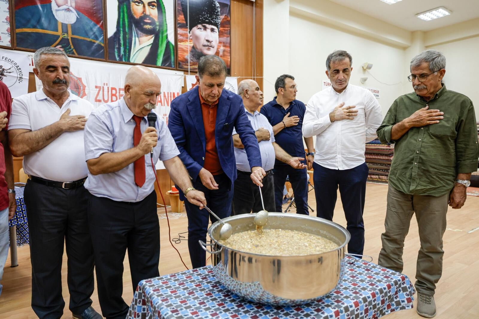 Başkan Tugay, Muharrem ayının ardından aşure lokmasını vatandaşlarla paylaştı