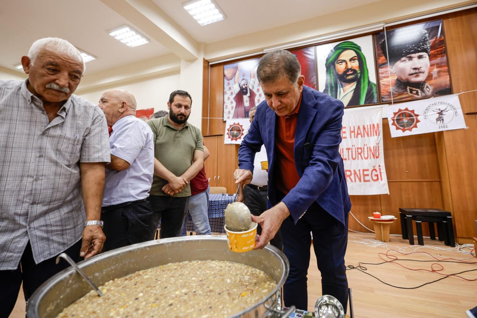 Başkan Tugay, Muharrem ayının ardından aşure lokmasını vatandaşlarla paylaştı