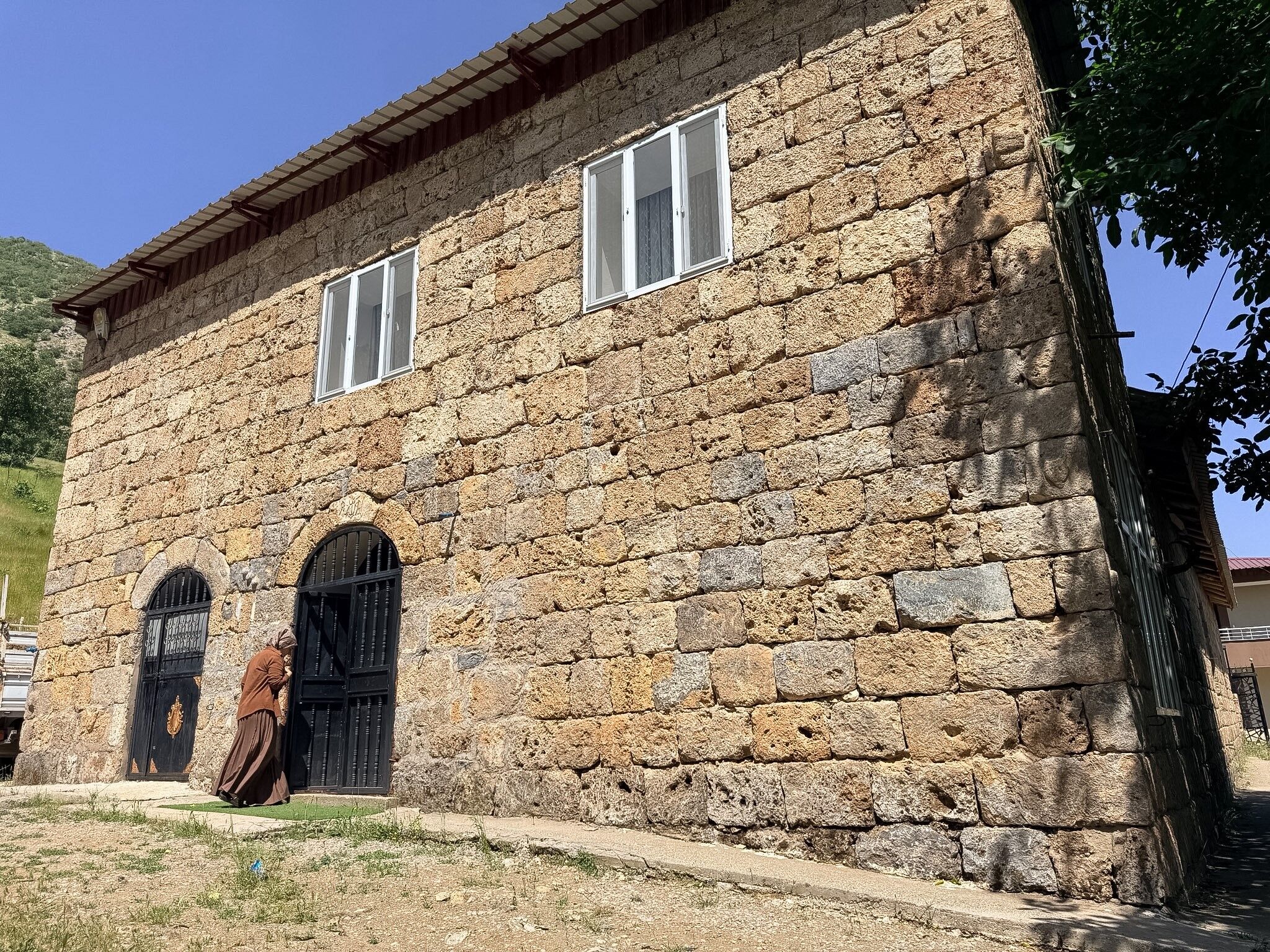 30 Yıl Önce Kendi Elleriyle Yaptığı Ev Ziyaretçilerin Uğrak Noktası Haline Geldi (1)