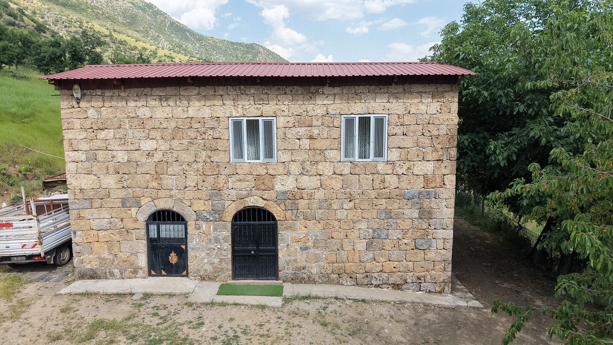 30 Yıl Önce Kendi Elleriyle Yaptığı Ev Ziyaretçilerin Uğrak Noktası Haline Geldi (7)