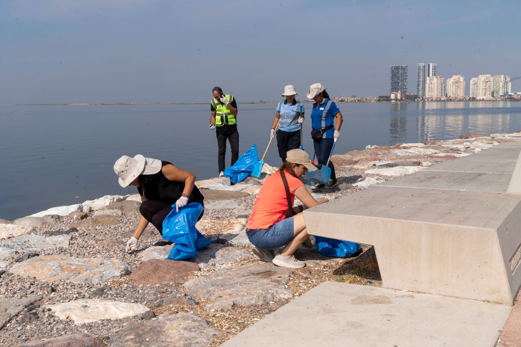 İzmir Büyükşehir Belediyesi, Çevre Koruma Haftası kapsamında üç farklı noktada kıyı ve deniz dibi temizliği gerçekleştirecek. Etkinliklerde çevre bilincinin artırılmasına yönelik çalışmalar da yapılacak.