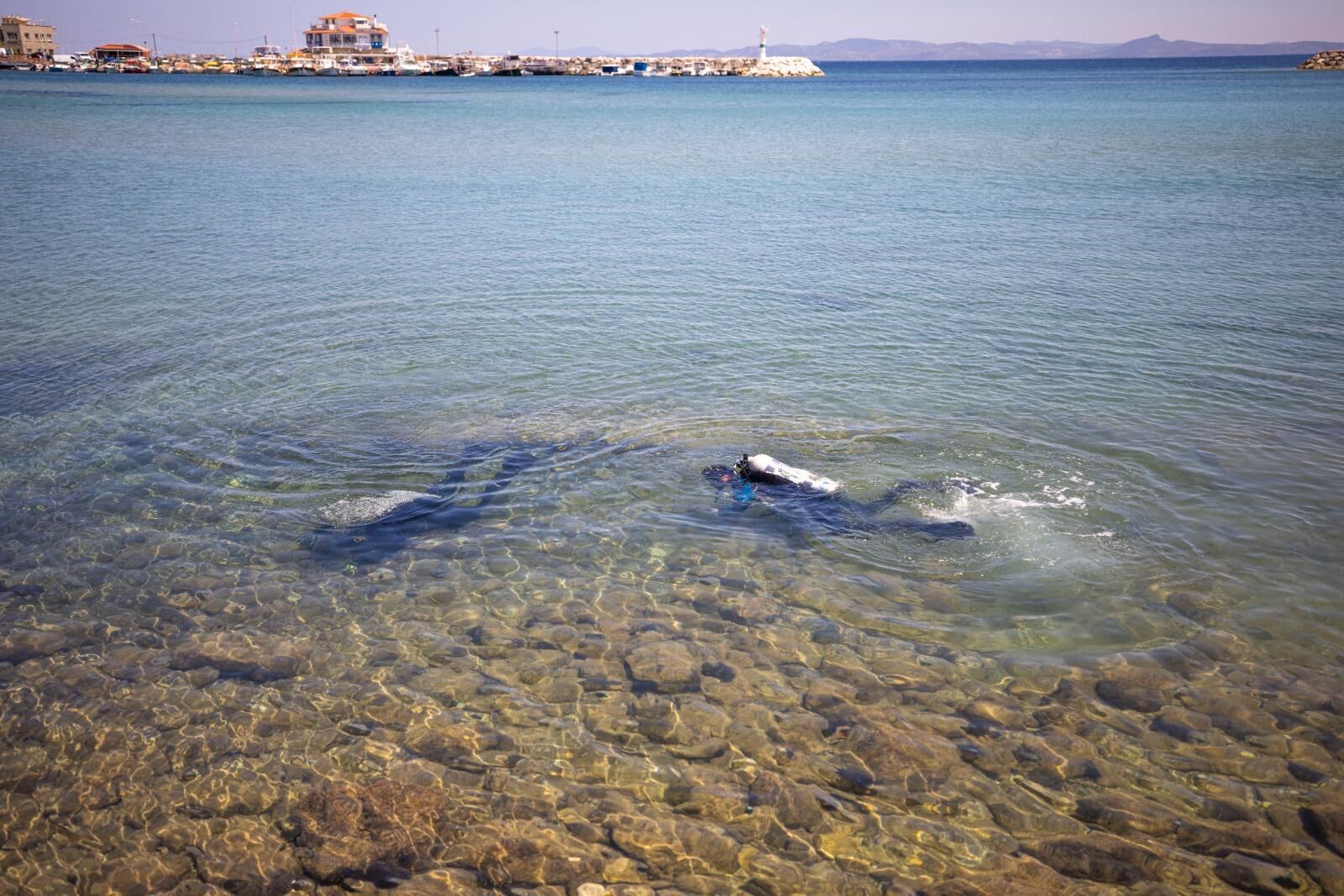 Karaburun’daki kıyı ve deniz dibi temizliğinde yaklaşık 750 kilogram atık toplandı.F