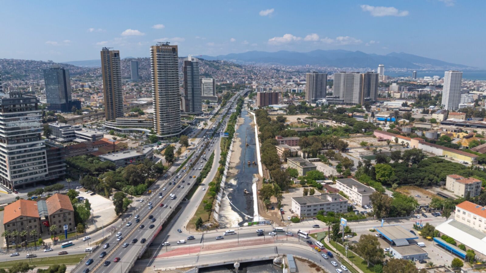 İzmir’de dere yataklarında yürütülen kapsamlı temizlik çalışmaları aralıksız devam ediyor.