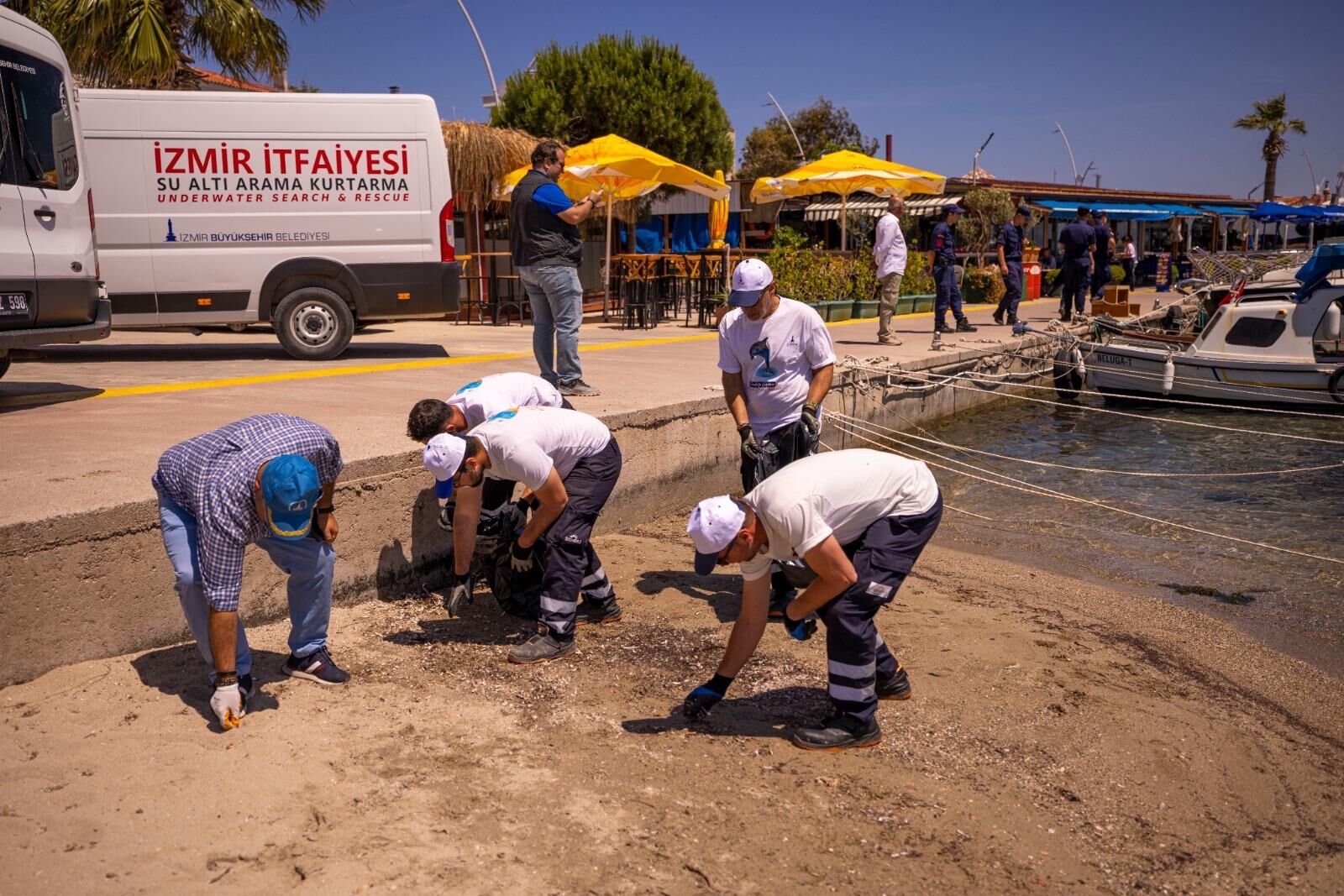 Karaburun’daki kıyı ve deniz dibi temizliğinde yaklaşık 750 kilogram atık toplandı.
