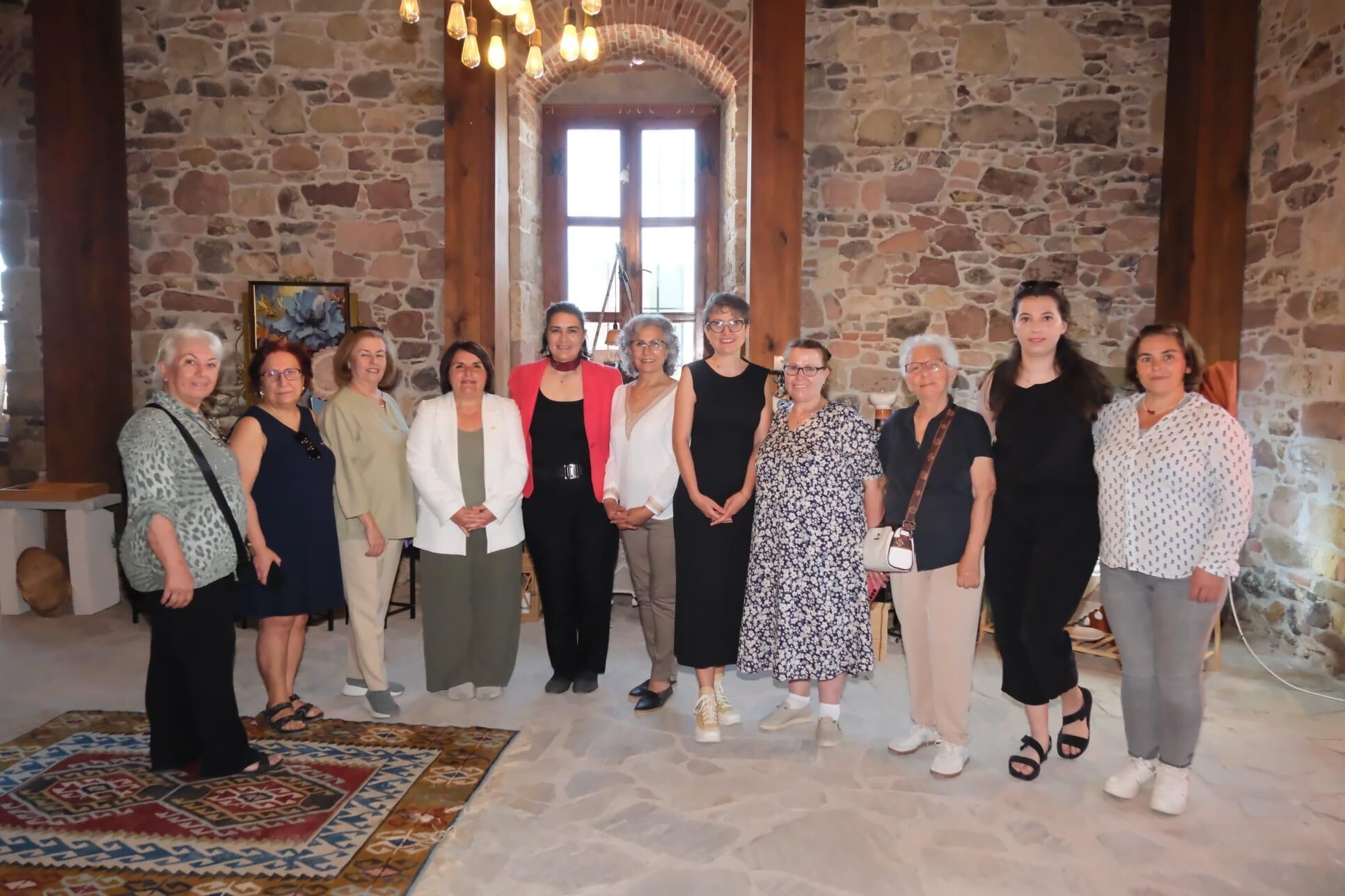 Dikili’de el sanatları ile çini ve seramik kurslarında üretilen eserler, “Kadın Eli, Sanat Dili” temasıyla iki farklı sergide sanatseverlerle buluştu.