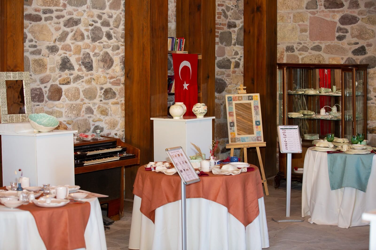 Dikili’de el sanatları ile çini ve seramik kurslarında üretilen eserler, “Kadın Eli, Sanat Dili” temasıyla iki farklı sergide sanatseverlerle buluştu.