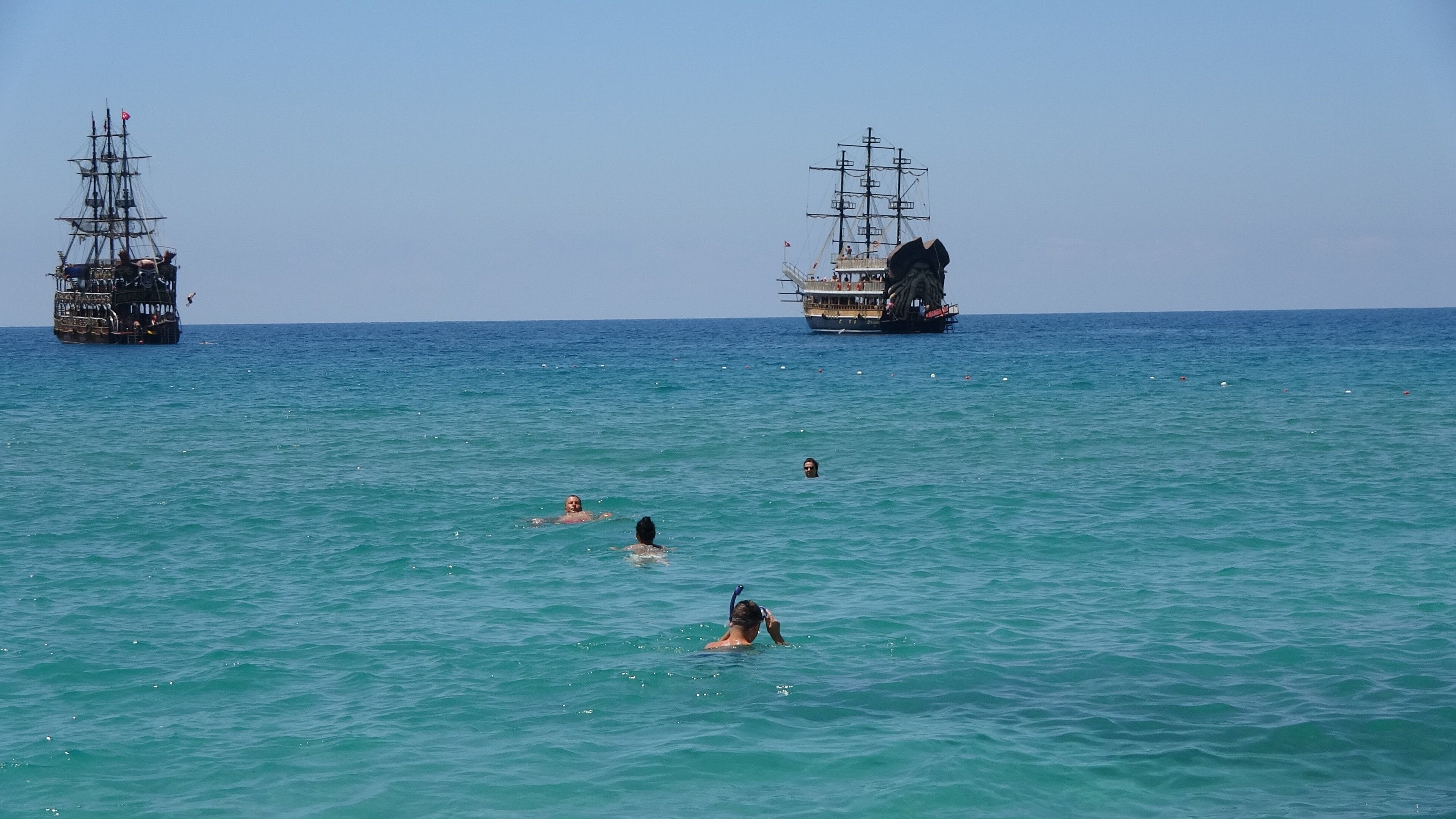 Antalya'nın Alanya ilçesinde etkili olan güneşli hava, dünyaca ünlü Kleopatra Plajı'nda yoğunluk oluşturdu.