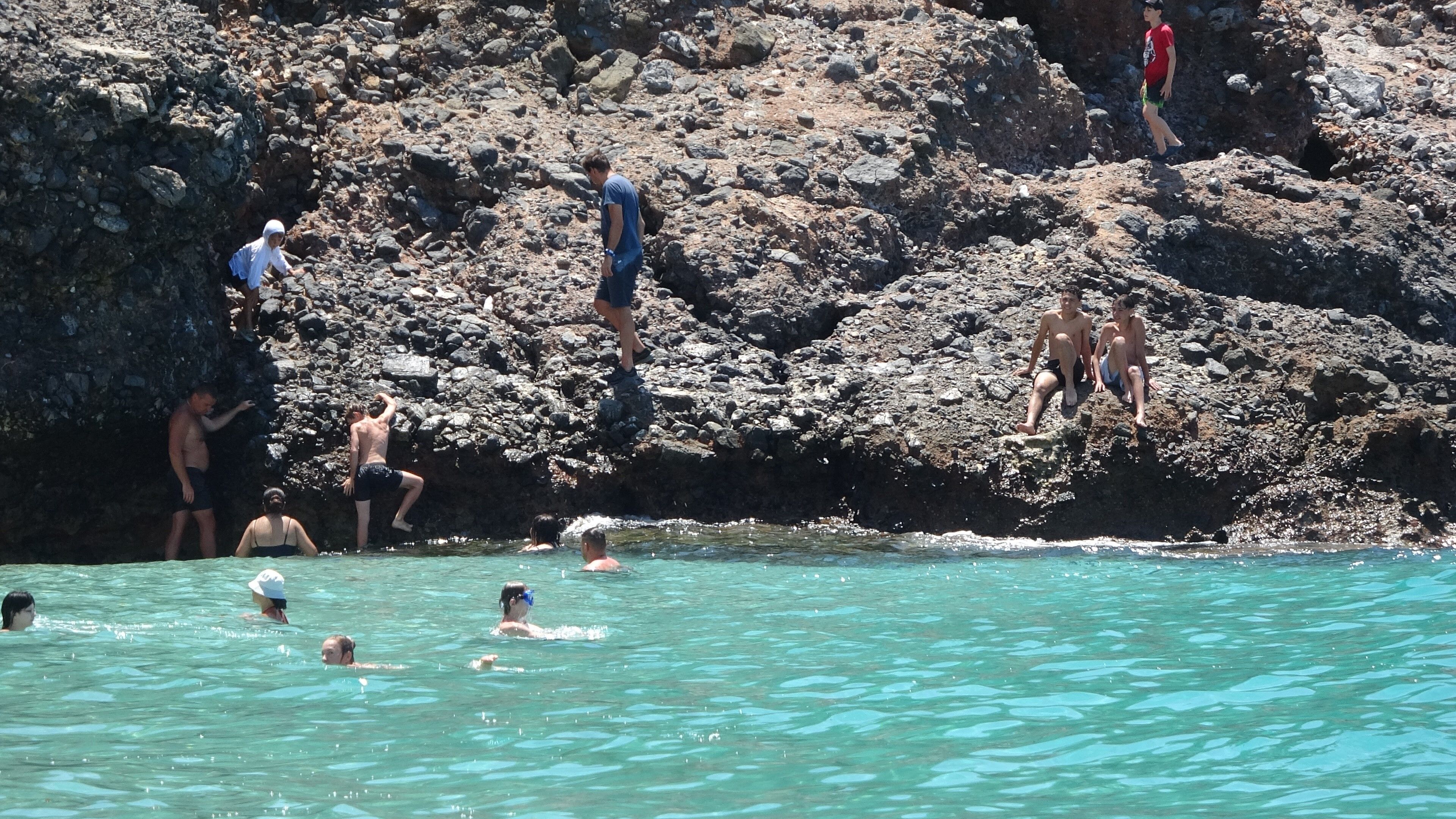 Antalya'nın Alanya ilçesinde etkili olan güneşli hava, dünyaca ünlü Kleopatra Plajı'nda yoğunluk oluşturdu.
