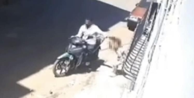 Gaziantep’te küçük bir kız çocuğunun darbedilmesi ve motosikletle sürüklenmesine ilişkin ortaya çıkan görüntüler infial yarattı. Olay sonrası baba gözaltına alındı.
