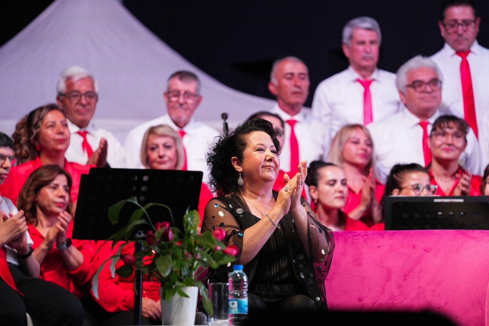 Aliağa Belediyesi Sanatevi (ASEV) Türk Halk Müziği Korosu tarafından düzenlenen “Ustalarla Muhabbet” konserlerinin ikinci programında, Türk Halk Müziği’nin usta isimlerinden Emel Taşçıoğlu konuk sanatçı olarak sahne aldı.
