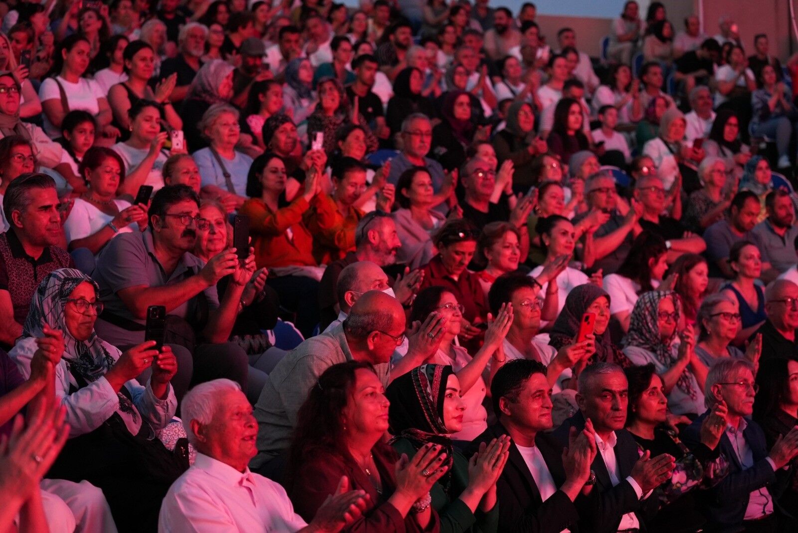 Aliağa Belediyesi Sanatevi (ASEV) Türk Halk Müziği Korosu tarafından düzenlenen “Ustalarla Muhabbet” konserlerinin ikinci programında, Türk Halk Müziği’nin usta isimlerinden Emel Taşçıoğlu konuk sanatçı olarak sahne aldı.