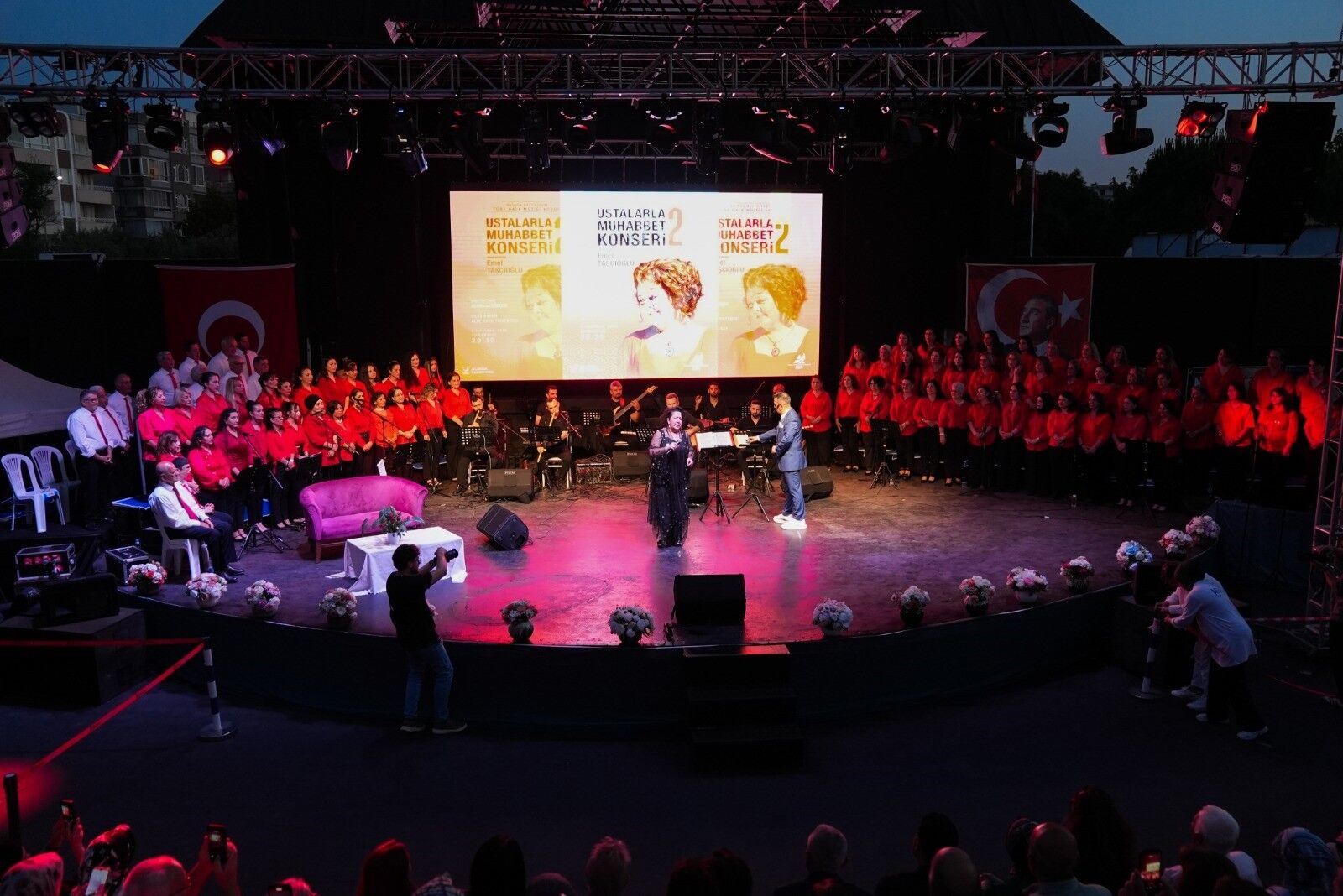 Aliağa Belediyesi Sanatevi (ASEV) Türk Halk Müziği Korosu tarafından düzenlenen “Ustalarla Muhabbet” konserlerinin ikinci programında, Türk Halk Müziği’nin usta isimlerinden Emel Taşçıoğlu konuk sanatçı olarak sahne aldı.