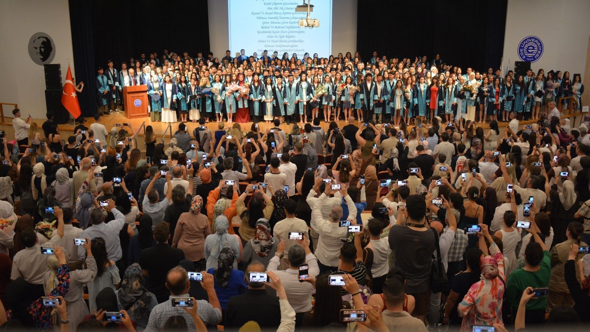 Ege Üniversitesi Atatürk Sağlık Hizmetleri Meslek Yüksekokulu öğrencileri, düzenlenen törenle mezuniyet sevinci yaşadı.