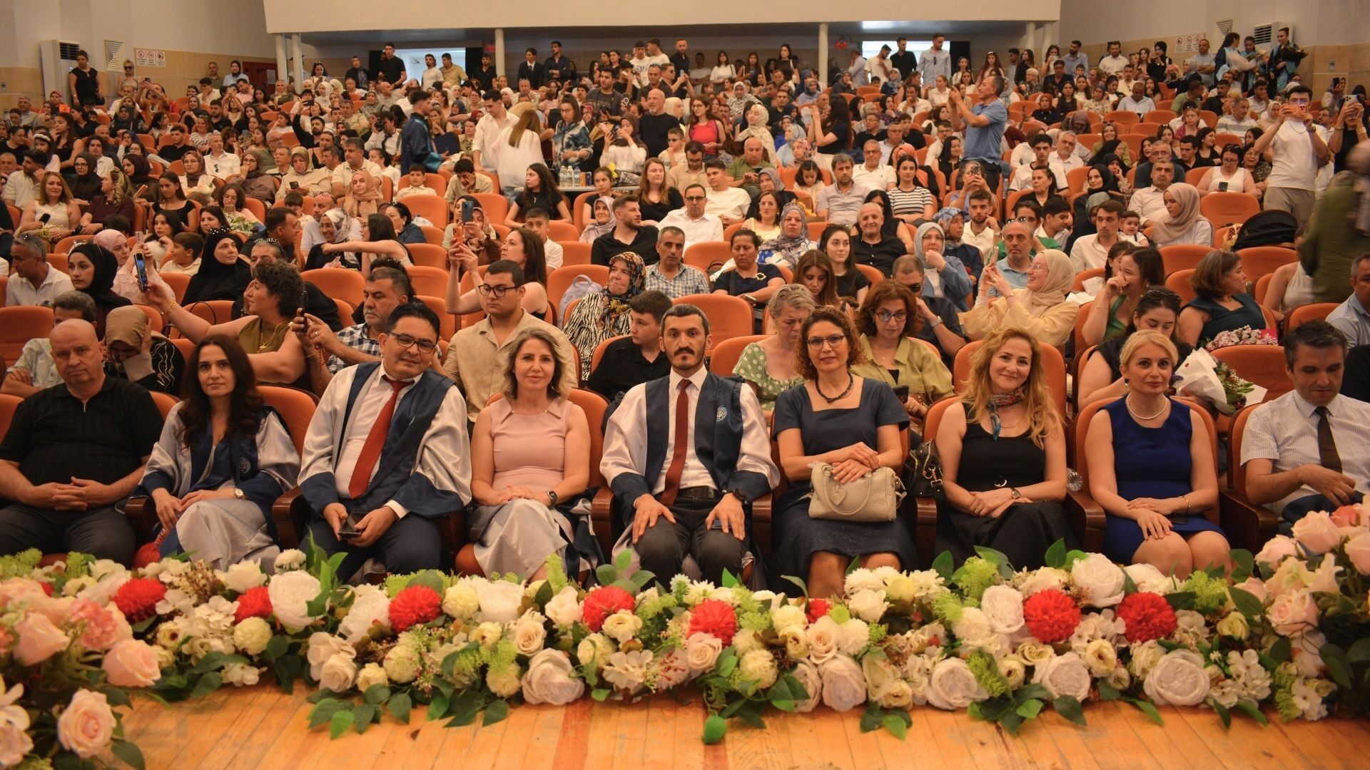 Ege Üniversitesi Atatürk Sağlık Hizmetleri Meslek Yüksekokulu öğrencileri, düzenlenen törenle mezuniyet sevinci yaşadı.