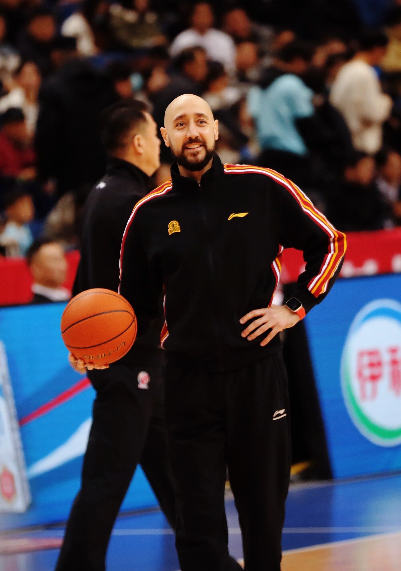 İzmir’de başlayan basketbol serüveni, üniversite formasıyla filizlenip Çin Profesyonel Basketbol Ligi’ne (CBA) uzanan dikkat çekici bir başarı hikâyesine dönüştü.