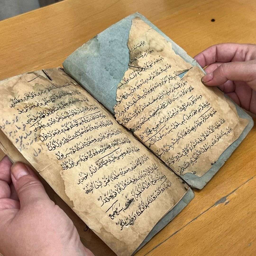 Ege Üniversitesi Merkez Kütüphanesi’nde bulunan ve 15. yüzyıldan 20. yüzyılın başlarına kadar uzanan 100’ü aşkın el yazması eser, başlatılan yeni bir bilimsel araştırma projesi kapsamında yeniden incelenerek dijital ortama aktarılacak.