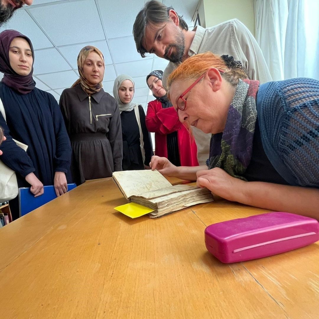 Ege Üniversitesi Merkez Kütüphanesi’nde bulunan ve 15. yüzyıldan 20. yüzyılın başlarına kadar uzanan 100’ü aşkın el yazması eser, başlatılan yeni bir bilimsel araştırma projesi kapsamında yeniden incelenerek dijital ortama aktarılacak.