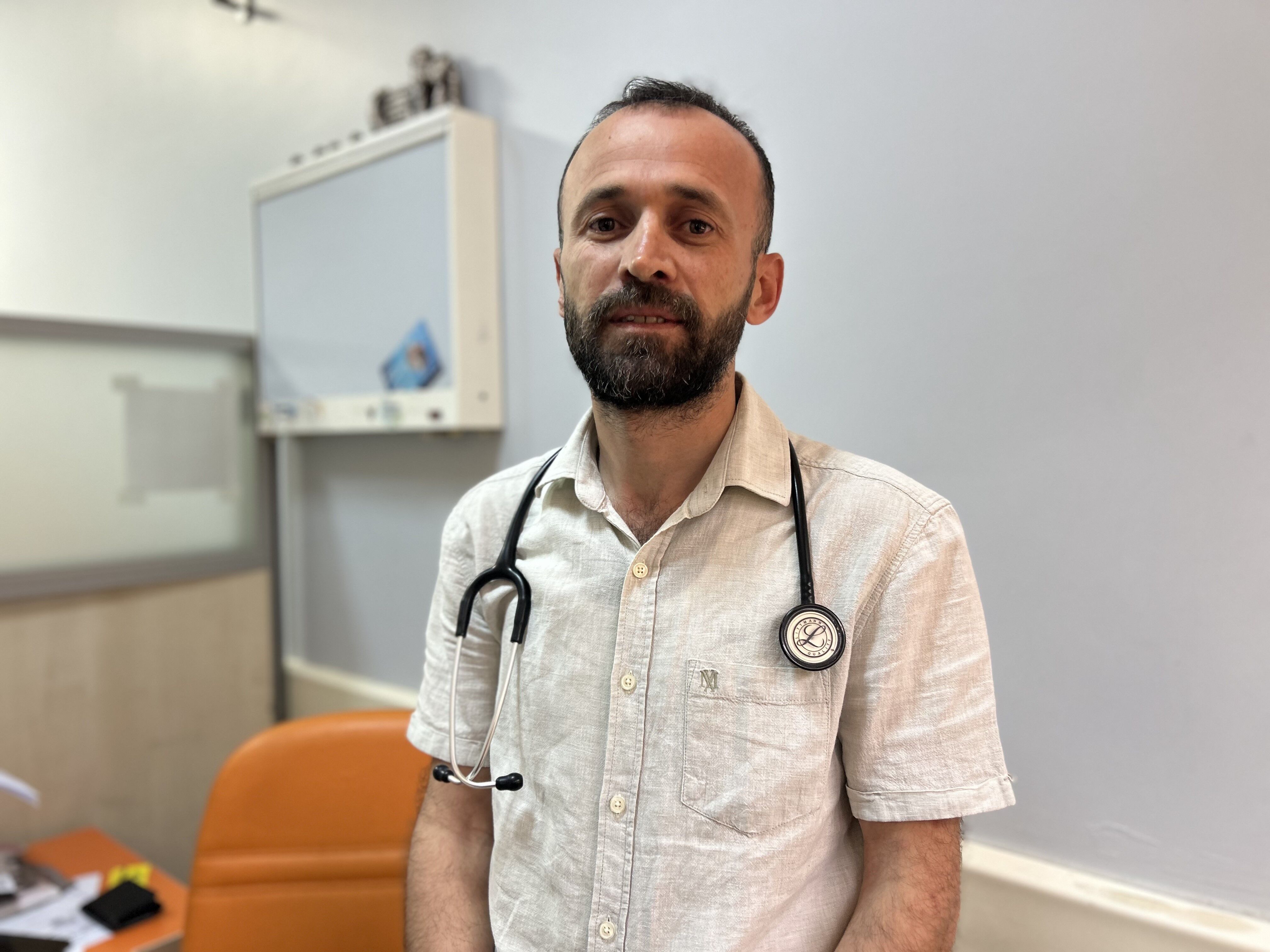 Van Eğitim ve Araştırma Hastanesi Göğüs Hastalıkları Uzmanı Dr. Nezahat Esen, tütün ve tütün ürünlerinin insan sağlığı üzerindeki olumsuz etkilerine dikkat çekerek, sigara, elektronik sigara, puro, pipo ve nargilenin benzer sağlık riskleri taşıdığını ifad