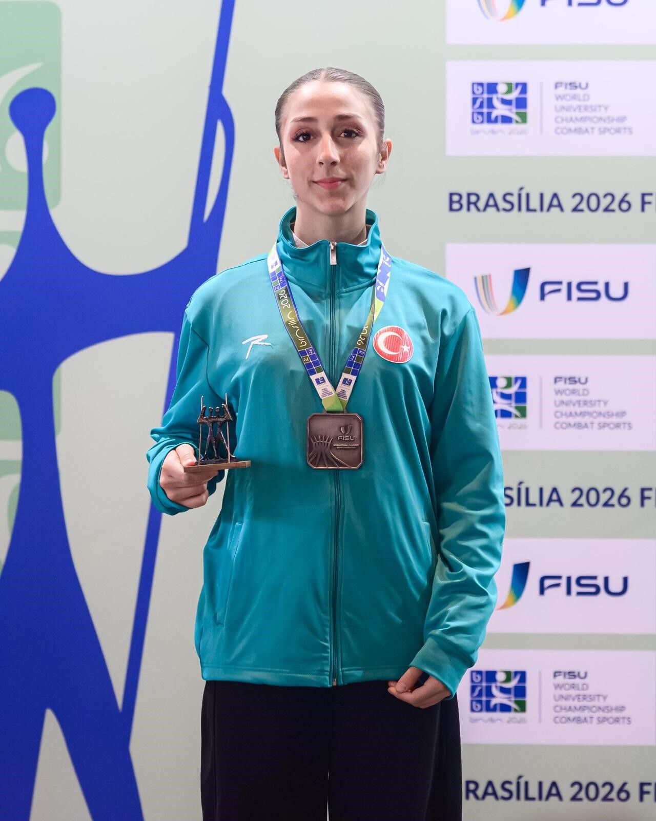 Brezilya’da düzenlenen FISU Üniversiteler Dövüş Sporları Dünya Şampiyonası’nda Wushu Kung-Fu branşında mücadele eden Ege Üniversitesi Spor Bilimleri Fakültesi öğrencisi Liyne Nisa Akgül, iki farklı kategoride dünya ikincisi olarak gümüş madalya kazandı.  