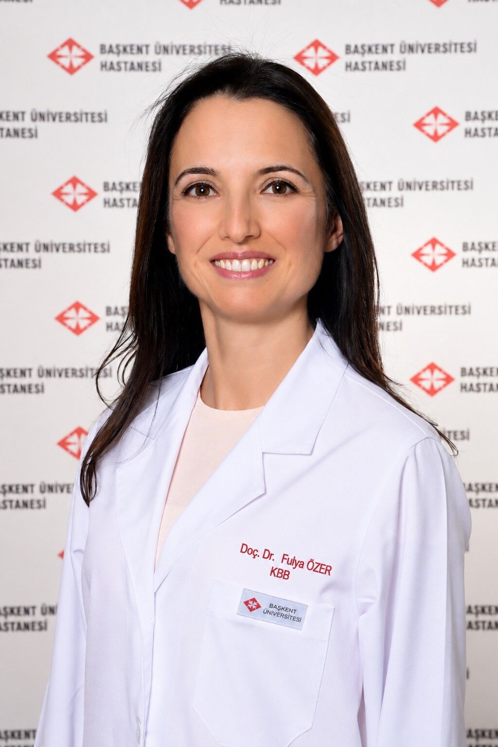 Başkent Üniversitesi Adana Dr. Turgut Noyan Uygulama ve Araştırma Merkezi Kulak Burun Boğaz Ana Bilim Dalı Öğretim Üyesi Doç. Dr. Fulya Özer, toplumda sık görülen kulak çınlamasının (tinnitus) bazı durumlarda önemli hastalıkların belirtisi olabileceğini b