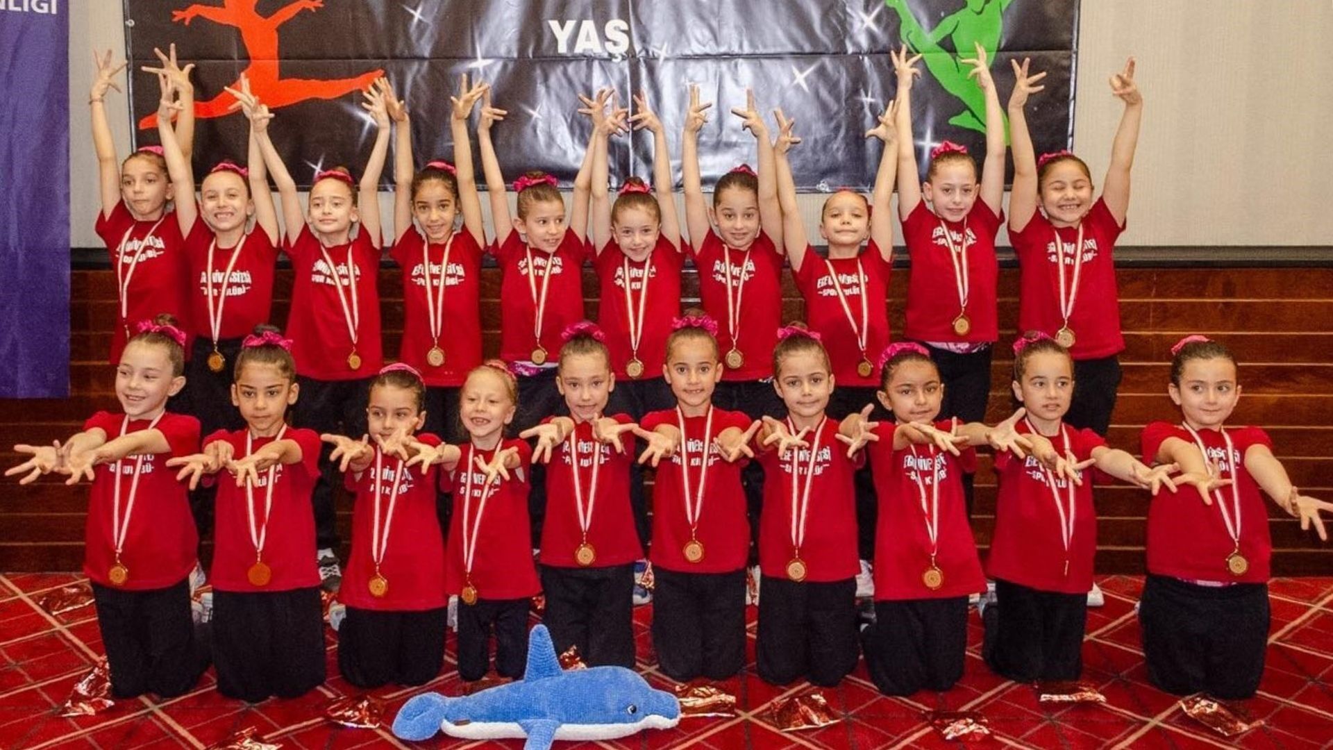 Ege Üniversitesi Spor Kulübü’nün 6-8 ve 9-11 yaş aerobik cimnastik sporcuları, İzmir ve Kuşadası’nda düzenlenen turnuvalarda çok sayıda Türkiye birinciliği ve derece elde etti.