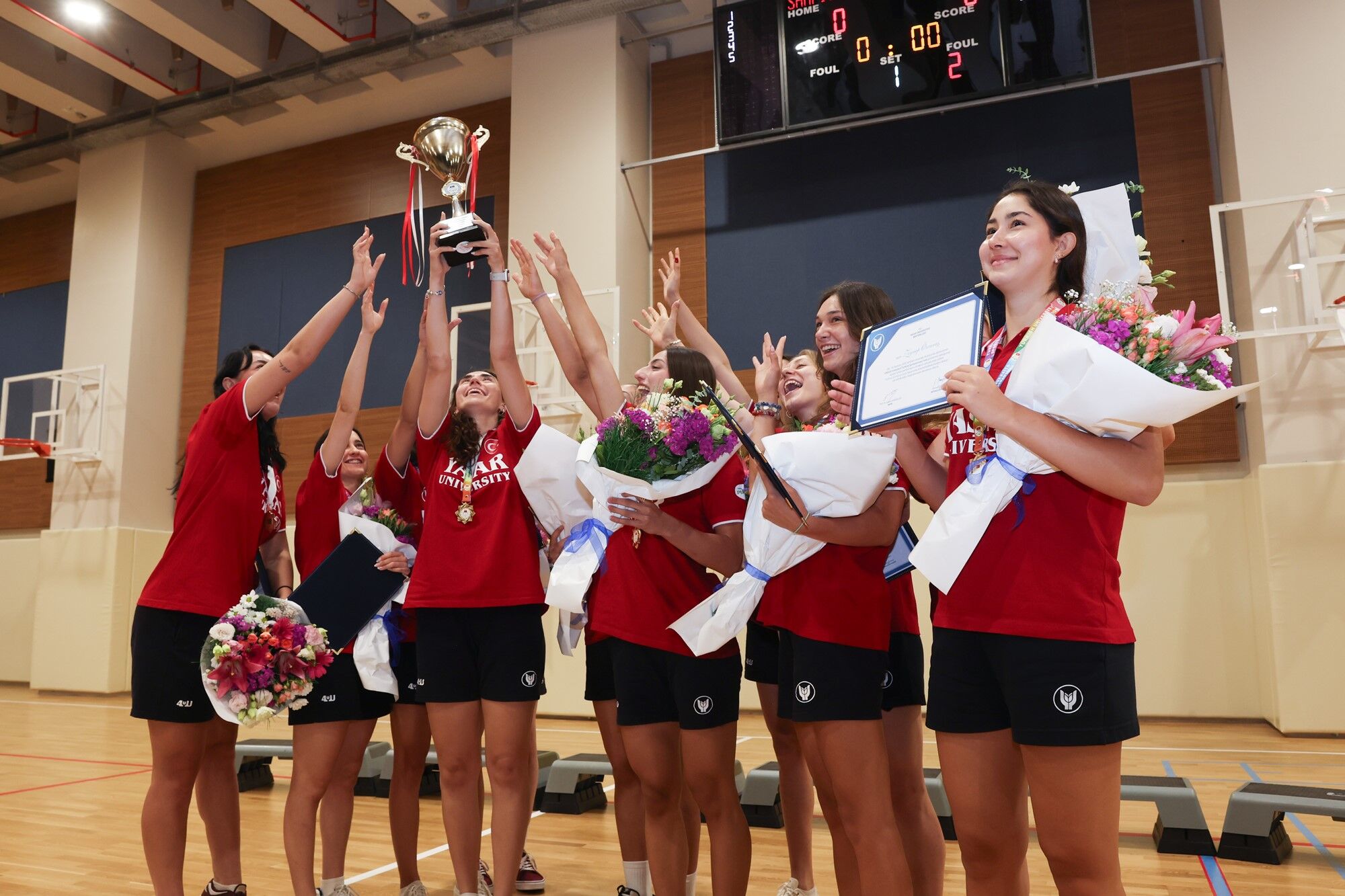 Yaşar Üniversitesi Kadın Voleybol Takımı, Antalya'da gerçekleştirilen ÜNİLİG Voleybol Türkiye Şampiyonası'nda gösterdiği başarılı performansla Türkiye şampiyonluğunu elde etti.