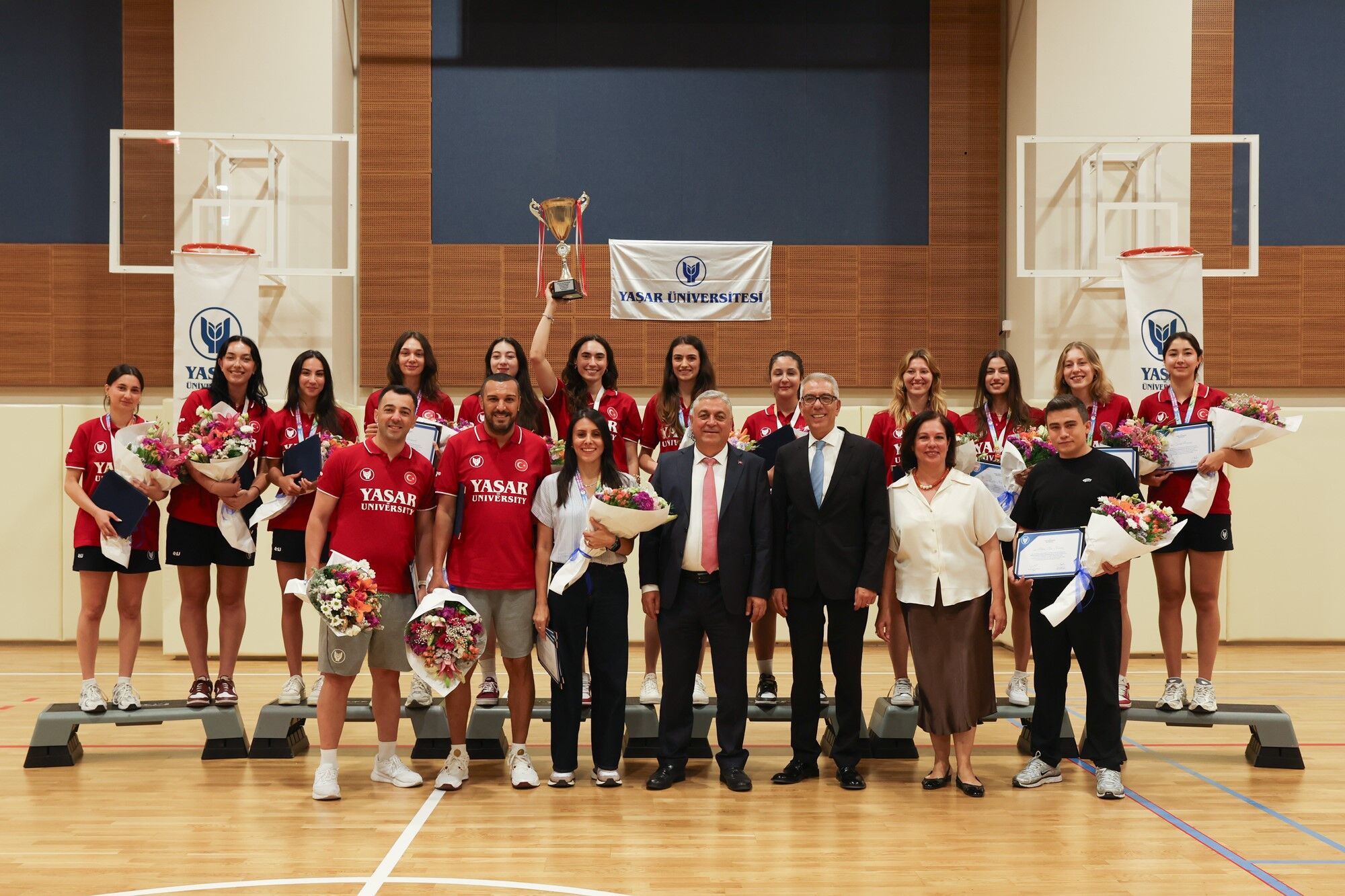 Yaşar Üniversitesi Kadın Voleybol Takımı, Antalya'da gerçekleştirilen ÜNİLİG Voleybol Türkiye Şampiyonası'nda gösterdiği başarılı performansla Türkiye şampiyonluğunu elde etti.