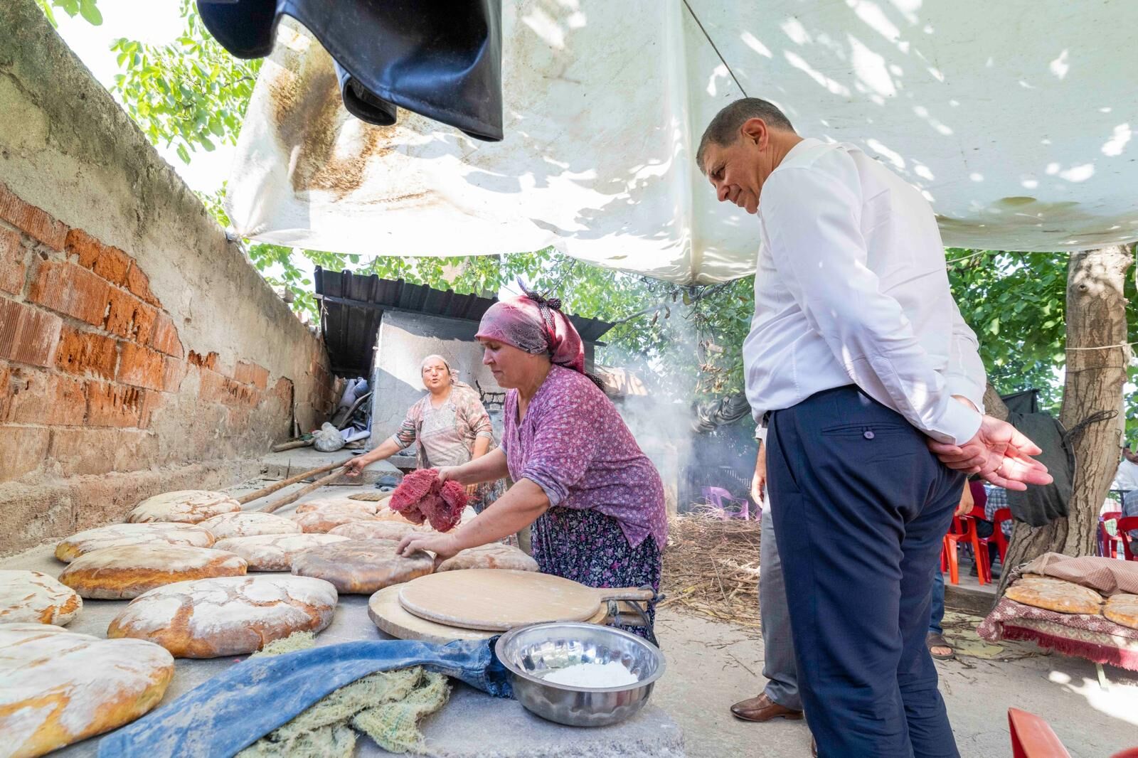 Başkan Tugay Küçük Menderes Turuna Kiraz’dan Başladı “Çocukların Eğitimi Için Ne Gerekiyorsa Yapmaya Hazırız” (1)