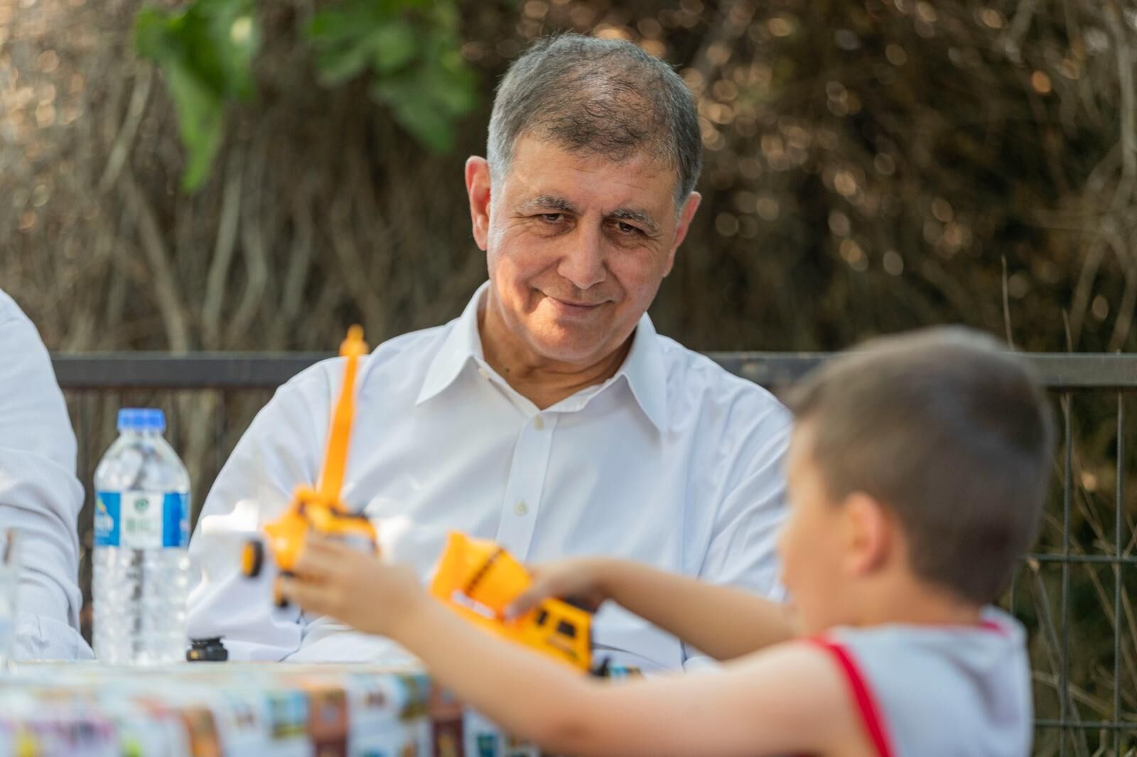 Başkan Tugay Küçük Menderes Turuna Kiraz’dan Başladı “Çocukların Eğitimi Için Ne Gerekiyorsa Yapmaya Hazırız” (4)
