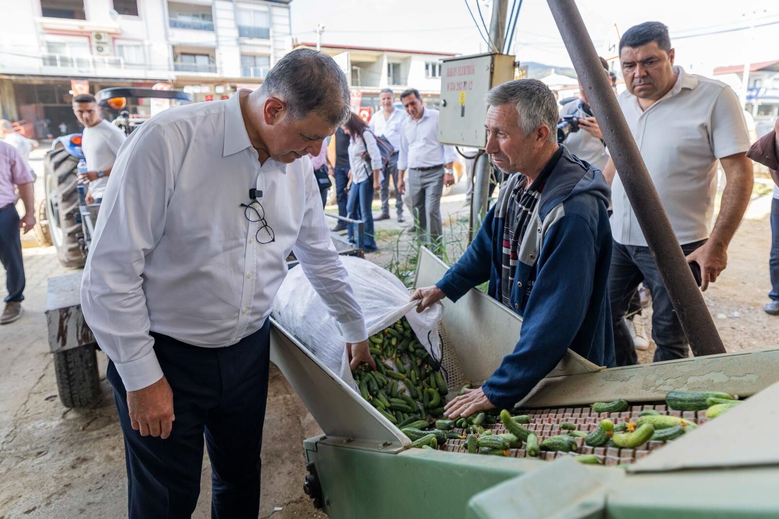 Başkan Tugay Küçük Menderes Turuna Kiraz’dan Başladı “Çocukların Eğitimi Için Ne Gerekiyorsa Yapmaya Hazırız” (8)