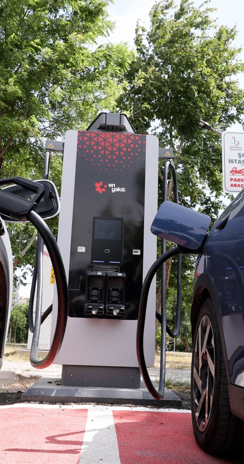 Bayrakli’da Elektri̇kli̇ Araç Şarj İstasyonlari Hi̇zmete Gi̇rdi̇ (3)