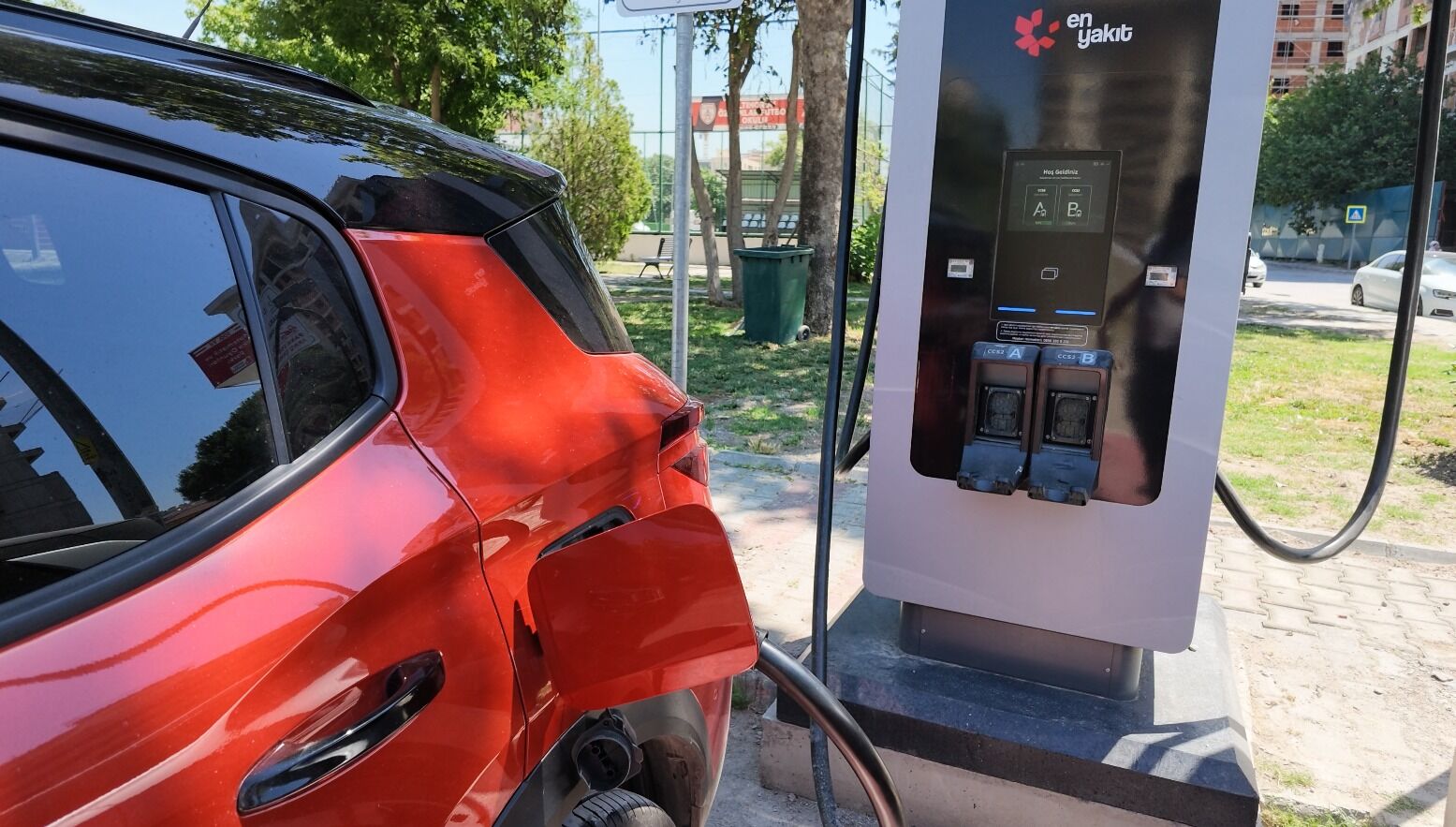 Bayrakli’da Elektri̇kli̇ Araç Şarj İstasyonlari Hi̇zmete Gi̇rdi̇ (5)