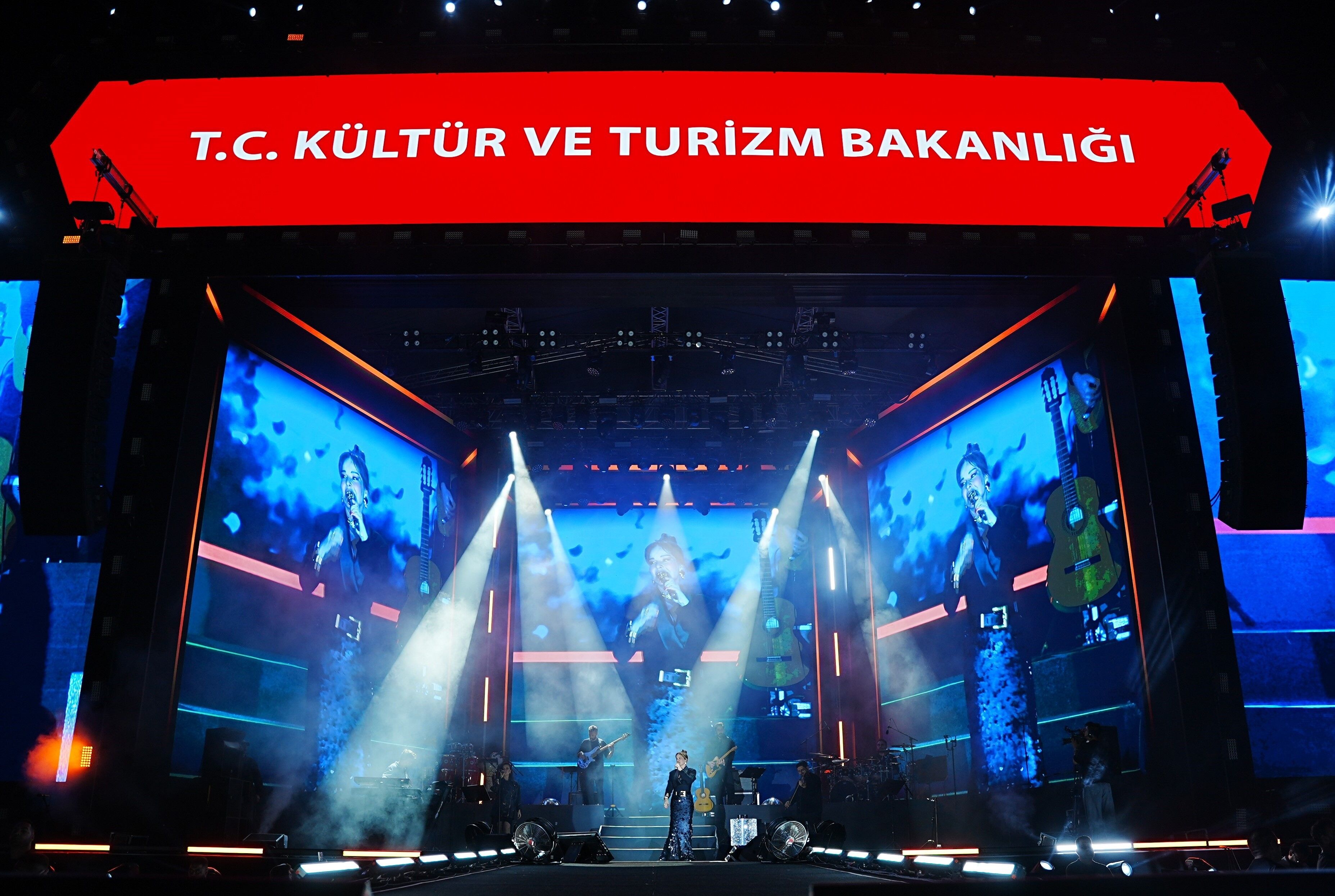 Bengü, Manisa Kültür Yolu Festivali Kapsamında Sahne Aldığı Konserde Binlerce Kişiye Unutulmaz Anlar Yaşattı (4)