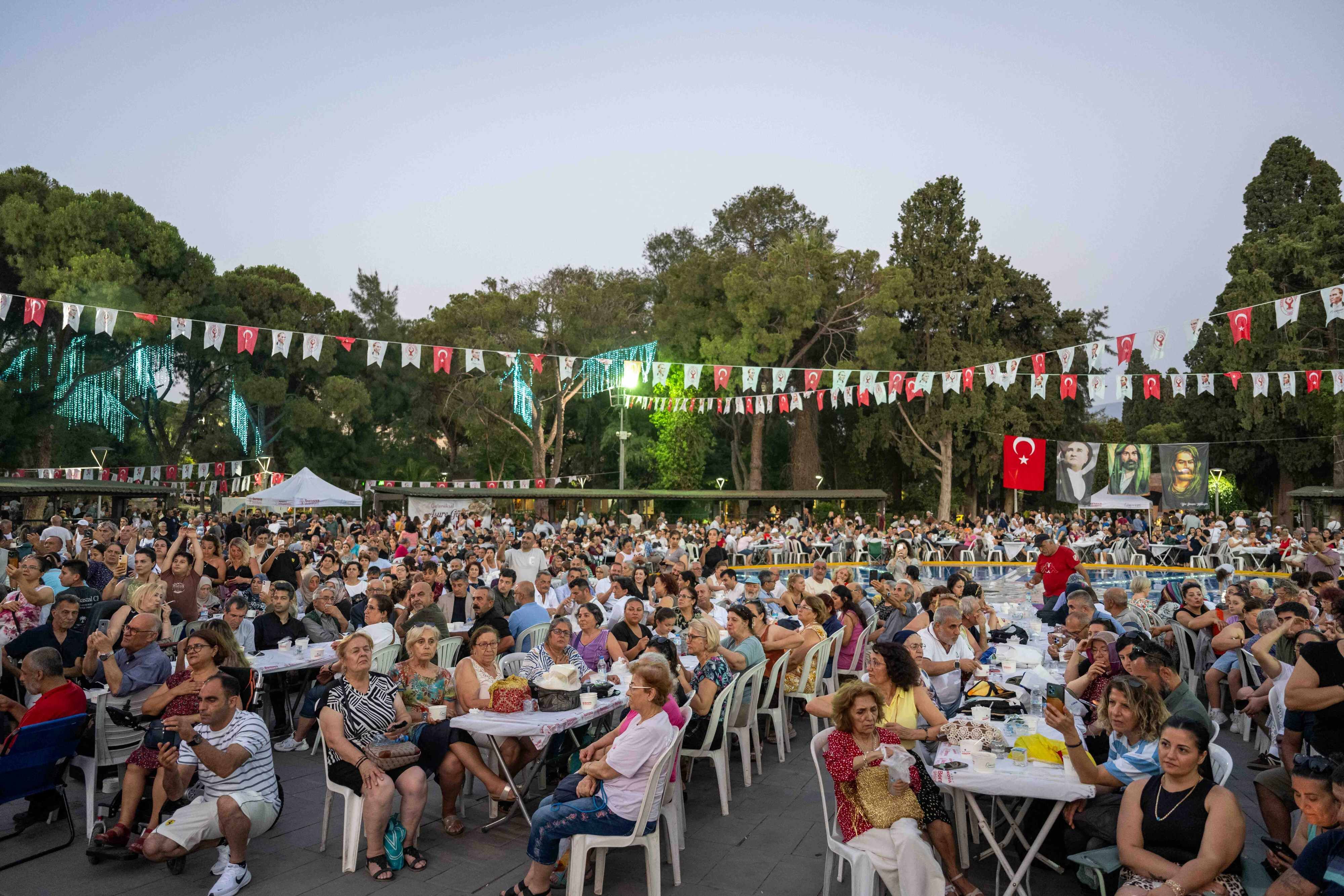 Bornova Belediyesi, Büyükpark’ta Düzenlediği Geleneksel Aşure Etkinliğinde 3 Bin 500 Vatandaşa Aşure Ikram Etti (6)