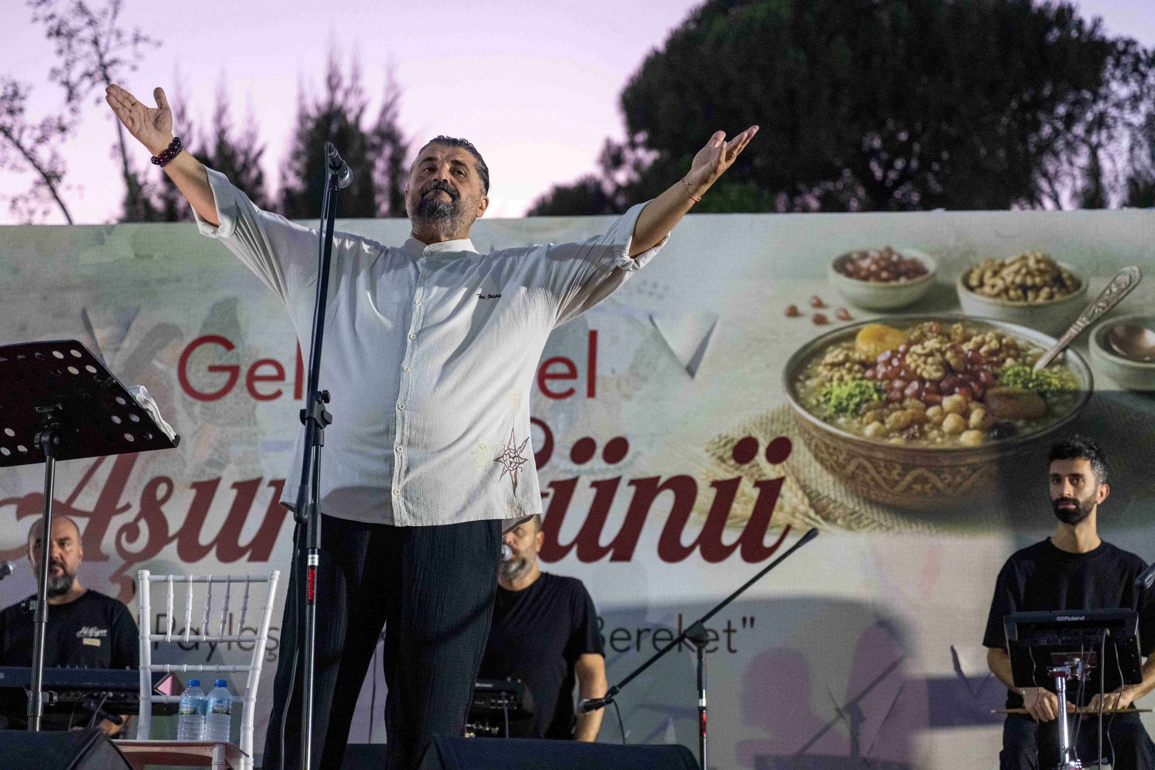 Bornova Belediyesi, Büyükpark’ta Düzenlediği Geleneksel Aşure Etkinliğinde 3 Bin 500 Vatandaşa Aşure Ikram Etti (7)