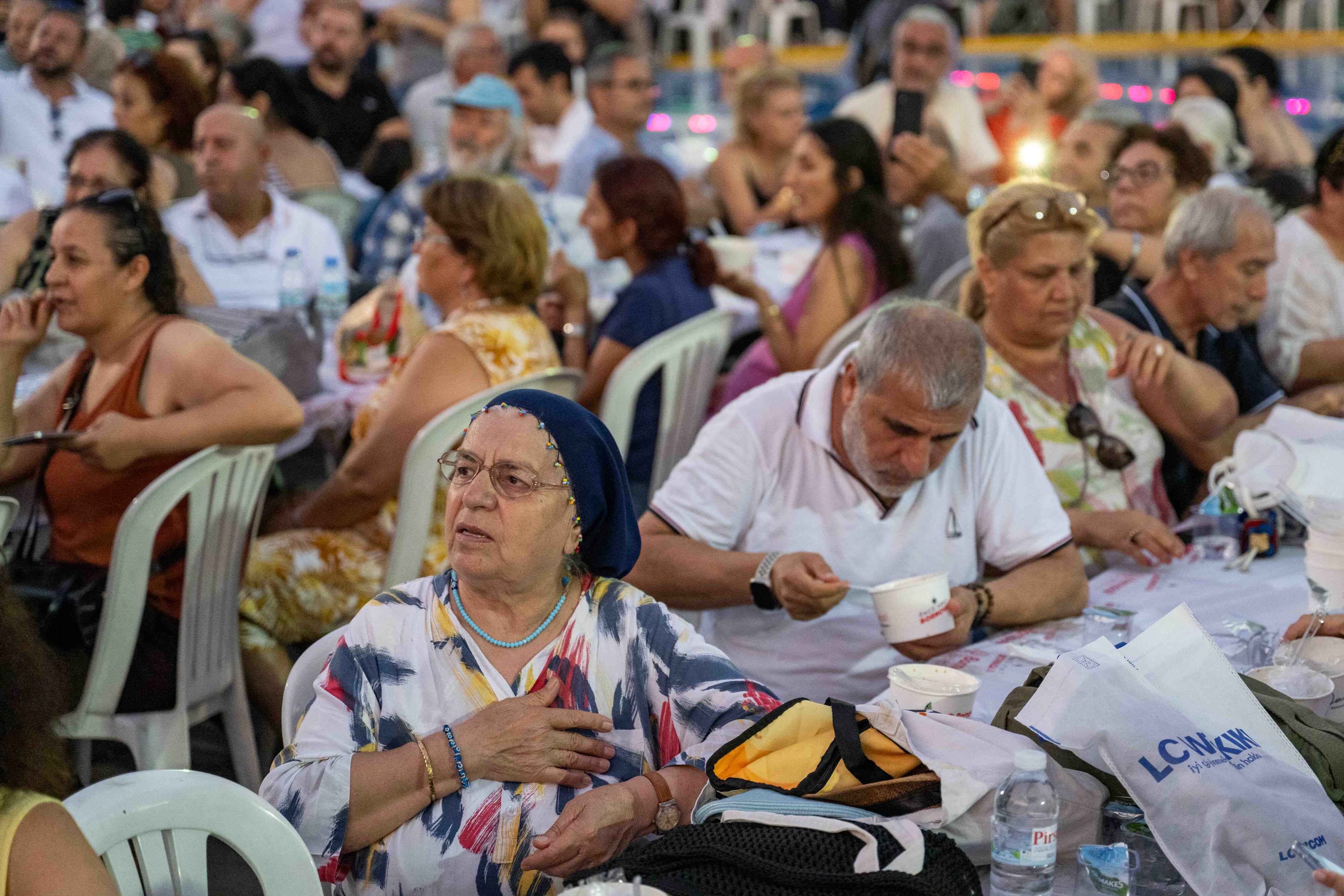 Bornova Belediyesi, Büyükpark’ta Düzenlediği Geleneksel Aşure Etkinliğinde 3 Bin 500 Vatandaşa Aşure Ikram Etti (8)