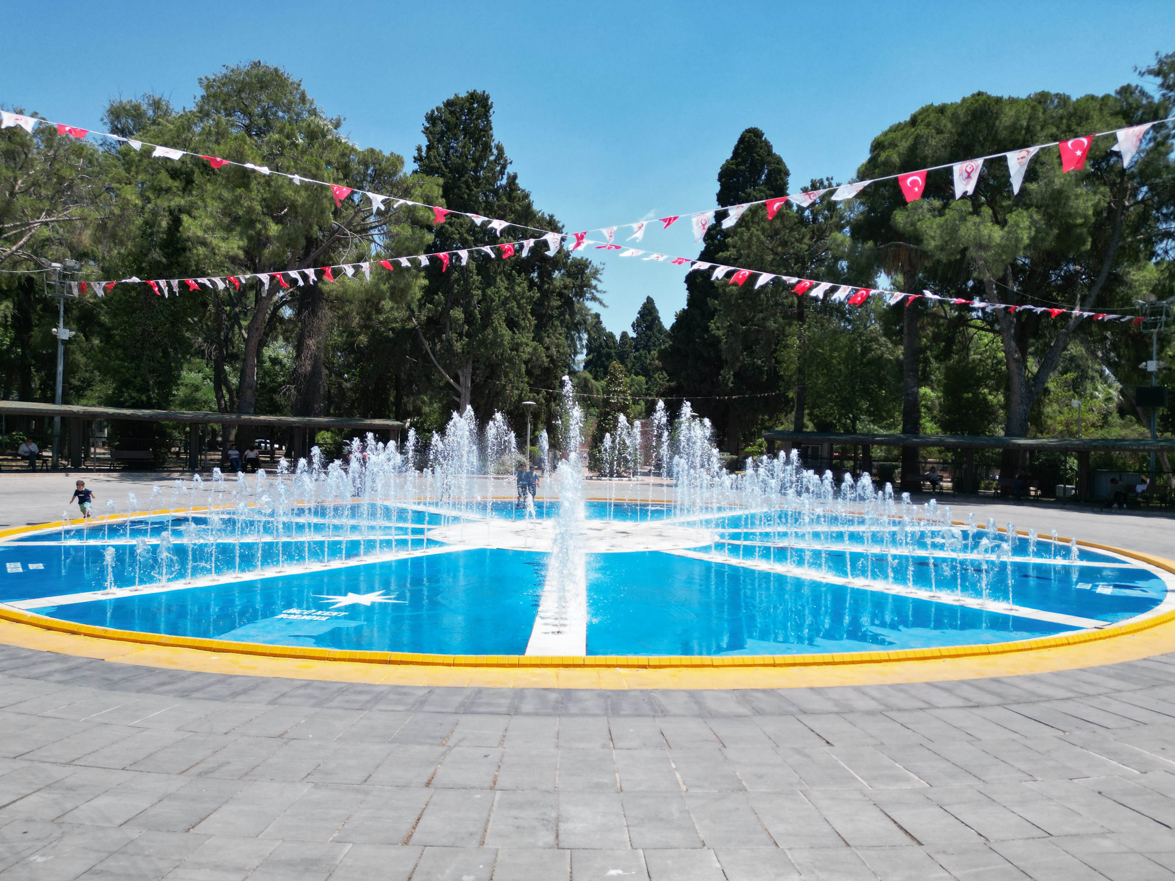 Bornova Belediyesi, Ilçenin Simge Noktalarından Büyükpark'ta Bulunan Kuru Havuzu Kapsamlı Bir Çalışmayla Yeniledi (3)