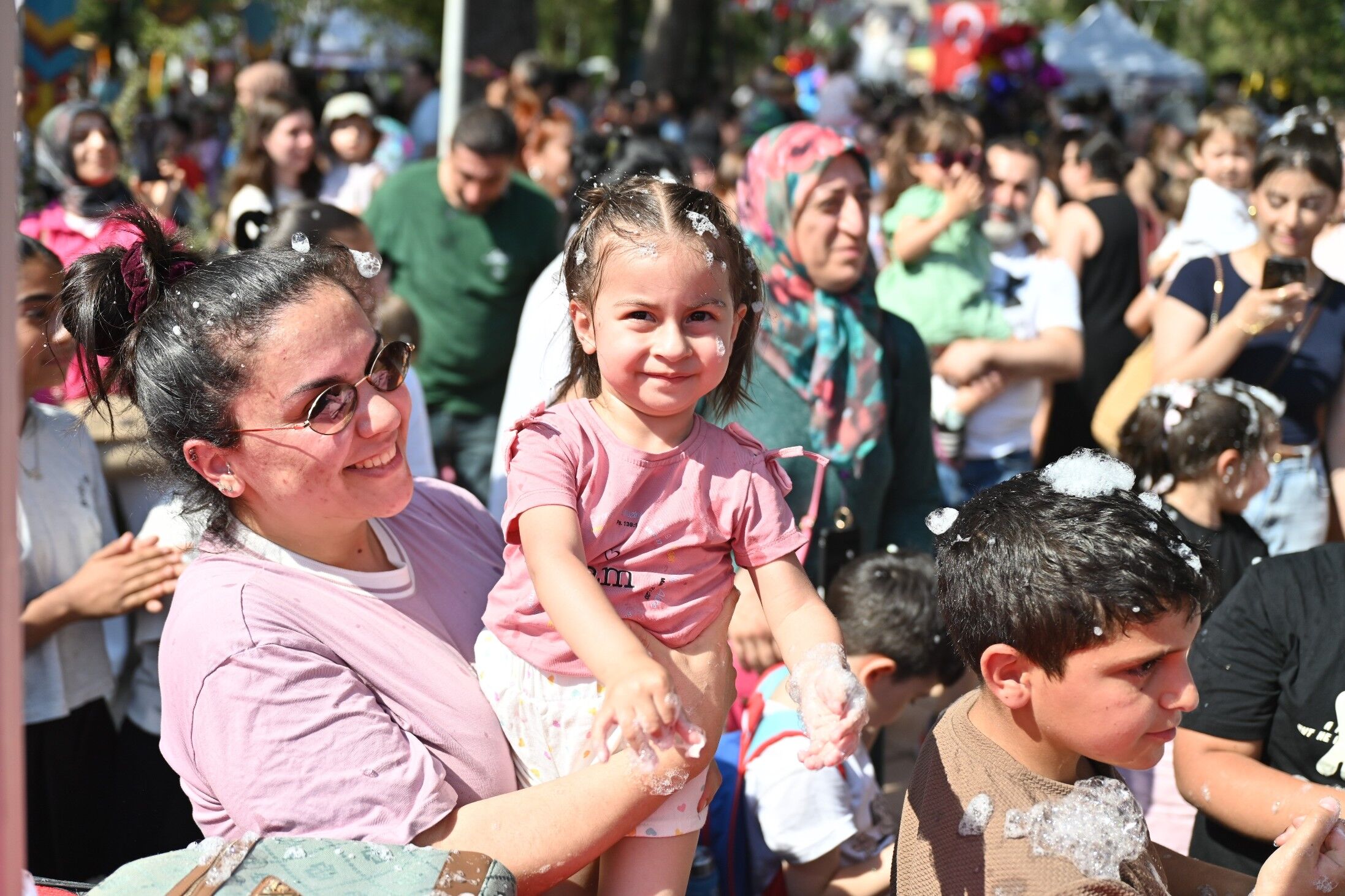 Bornova Belediyesi Tarafından Düzenlenen “Hoş Geldin Yaz 2. Çocuk Şenliği”, Büyükpark’ta Binlerce Çocuk Ve Ailesinin Katılımıyla Yoğun Ilgi Gördü. (1)